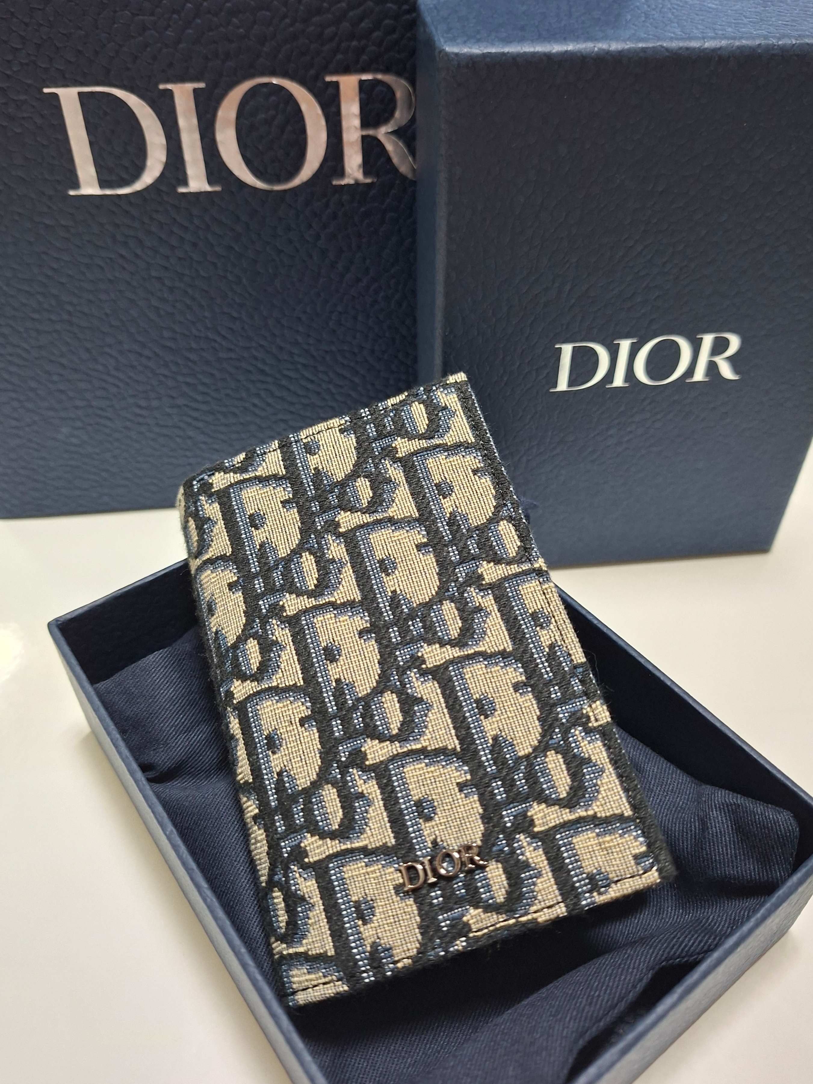 Dior Bi-Fold Card Holder Beige & Black Dior Oblique Jacquard 착용 스타일