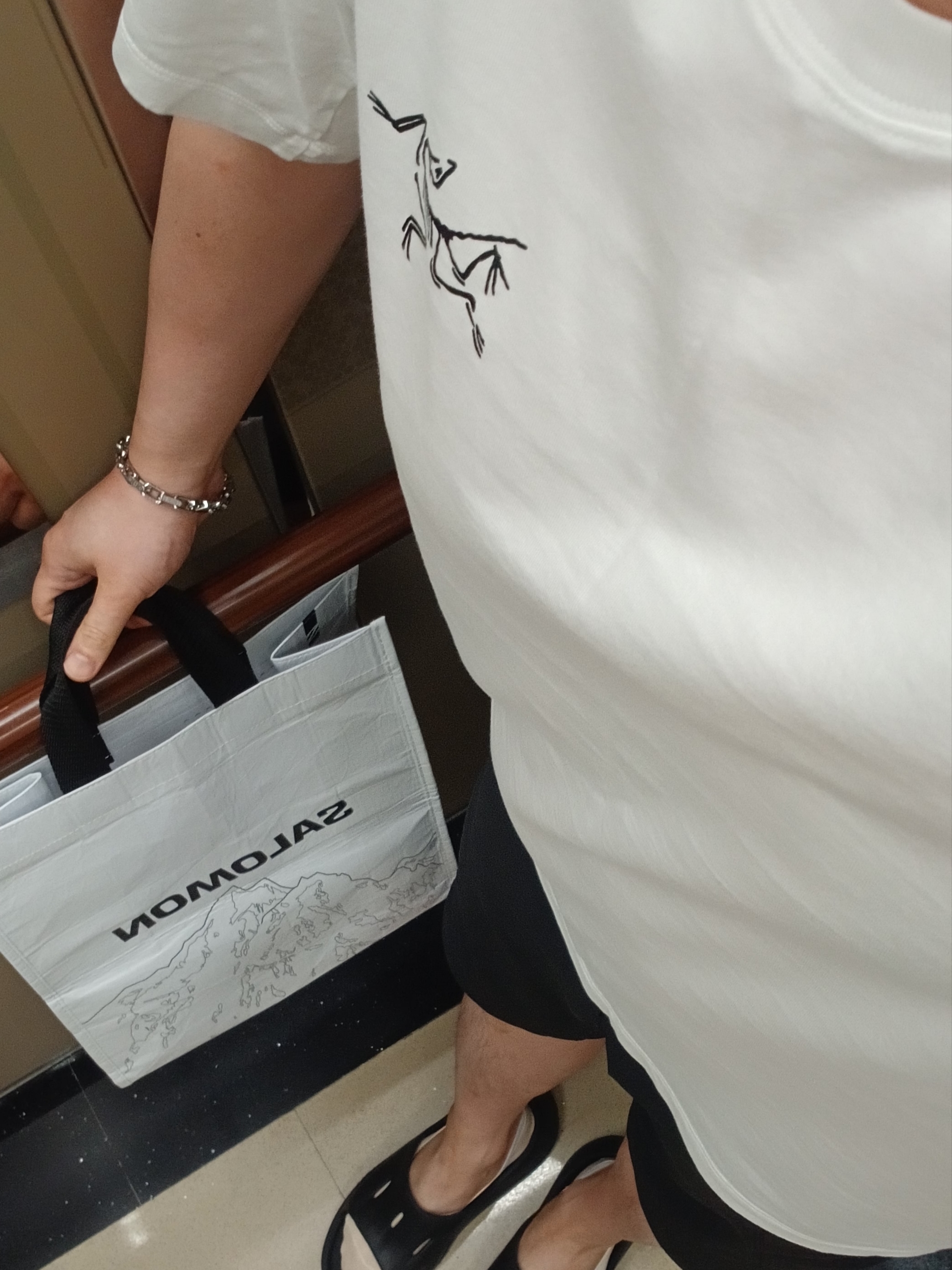 Arc'teryx Arc'Multi Bird Logo SS T-Shirt White Light, Arc'teryx Rampart Shorts 9 Inch Black 착용 스타일 - 1