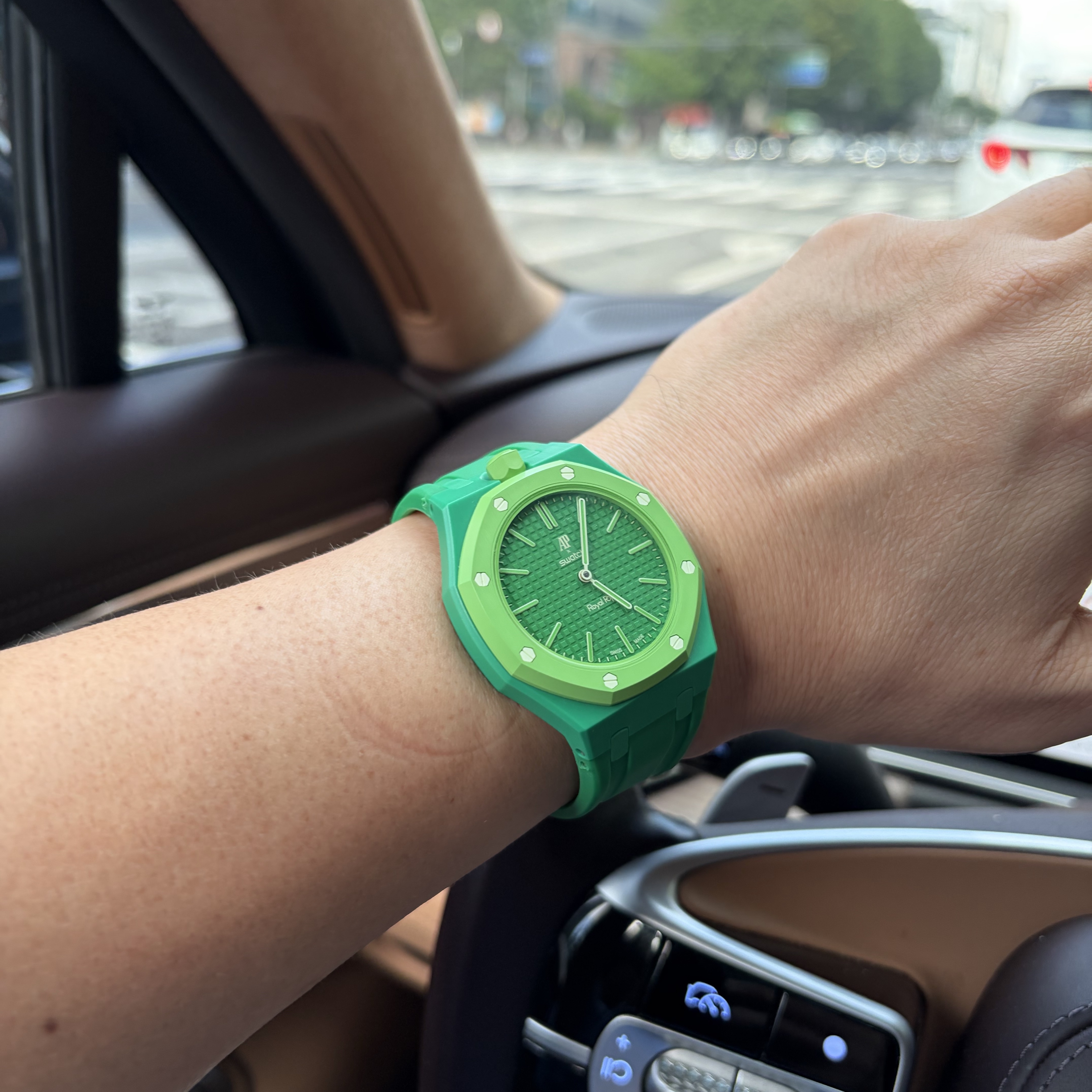 Swatch x Audemars Piguet Bioceramic Royal Pop Green Eight 착용 스타일