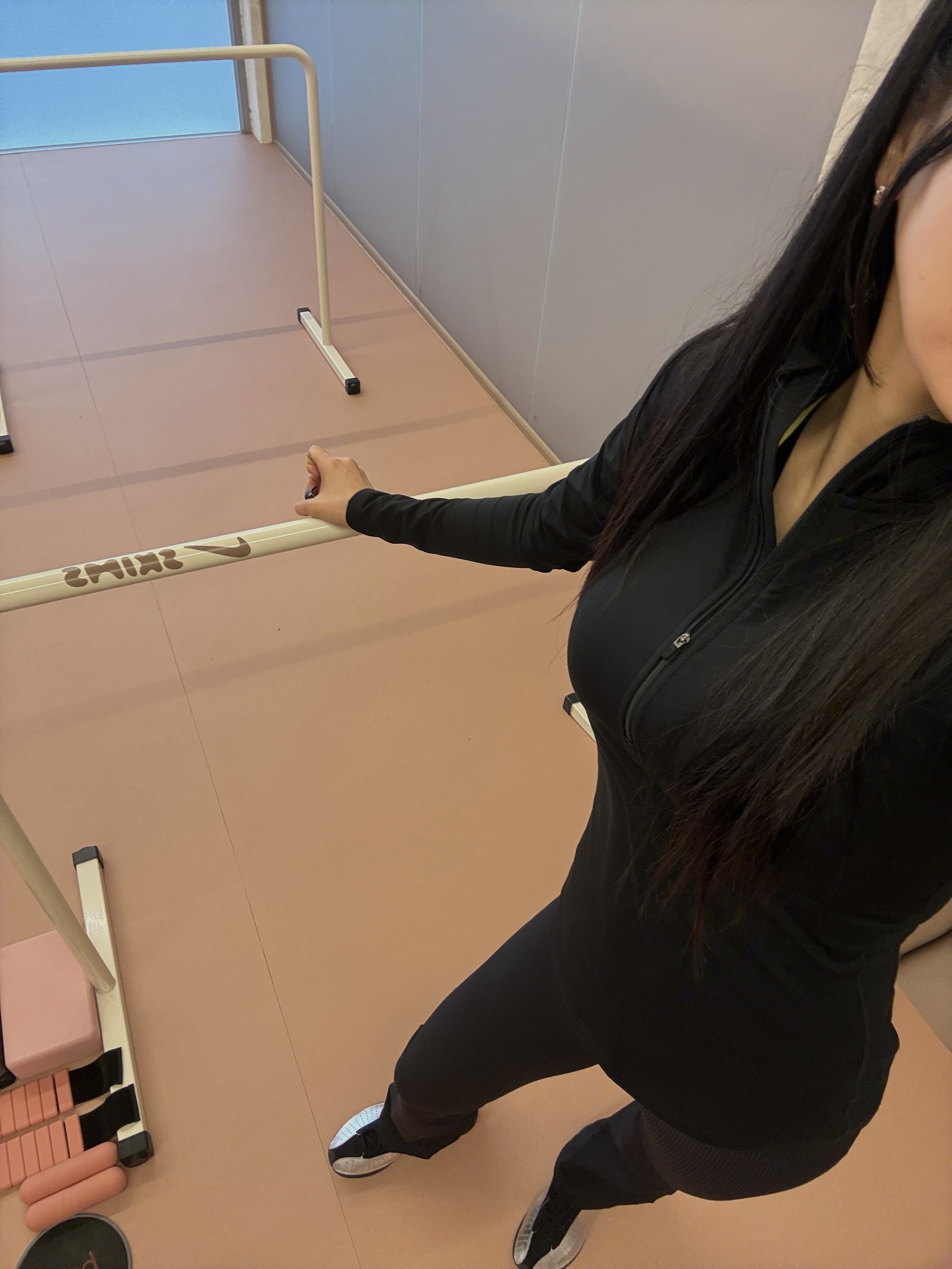 (W) NikeSKIMS Matte Square Neck Tank NSKM Himalayan, (W) NikeSKIMS Matte High-Waist 29-Inch Leggings NSKM Himalayan 착용 스타일 - 2