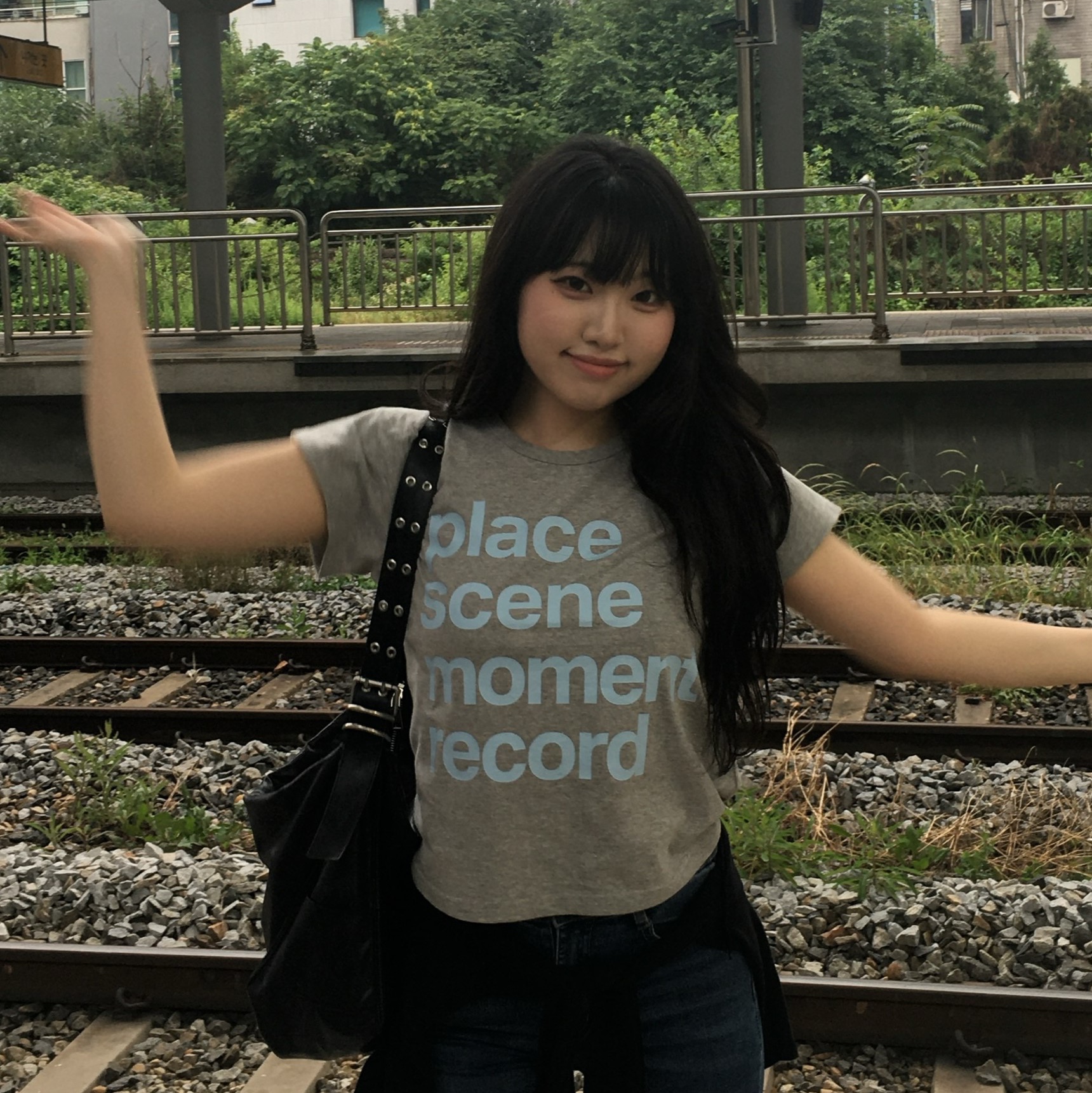 SLOW RECORD HOUSE Archive Typo T-Shirt Grey 착용 스타일 - 2