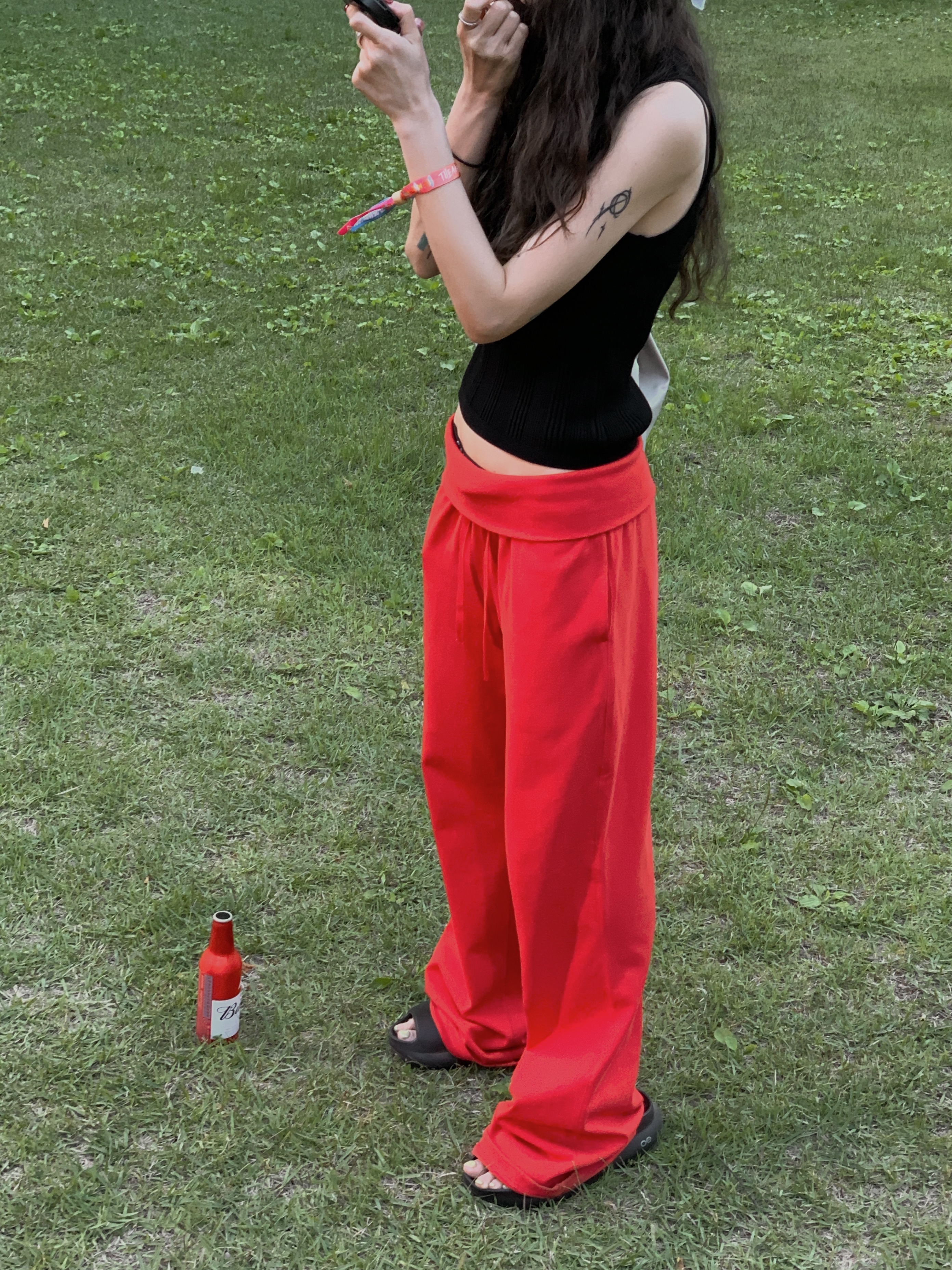 [10% 적립] OOFOS Ooyea Black Unisex Slides, GBH APPAREL Fold Over Long Pants / Red 착용 스타일 - 4