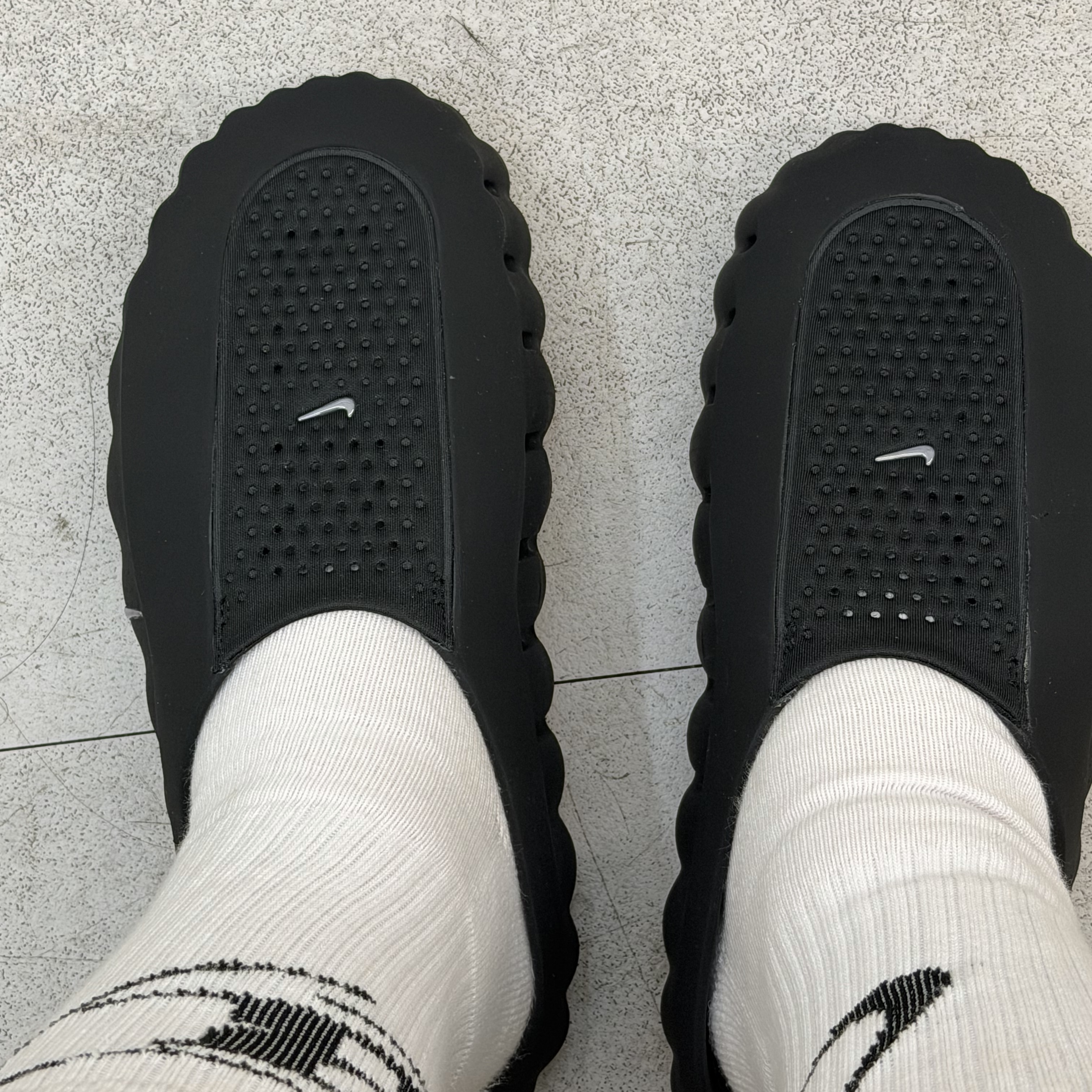 Nike Mind 001 Black Chrome 착용 스타일 - 1