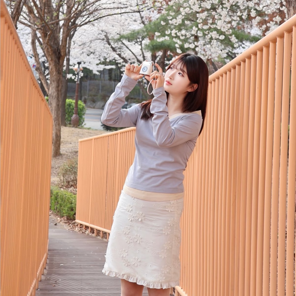 Margarin Fingers Off-Shoulder Layered T-Shirt  Light Blue 착용 스타일 - 2