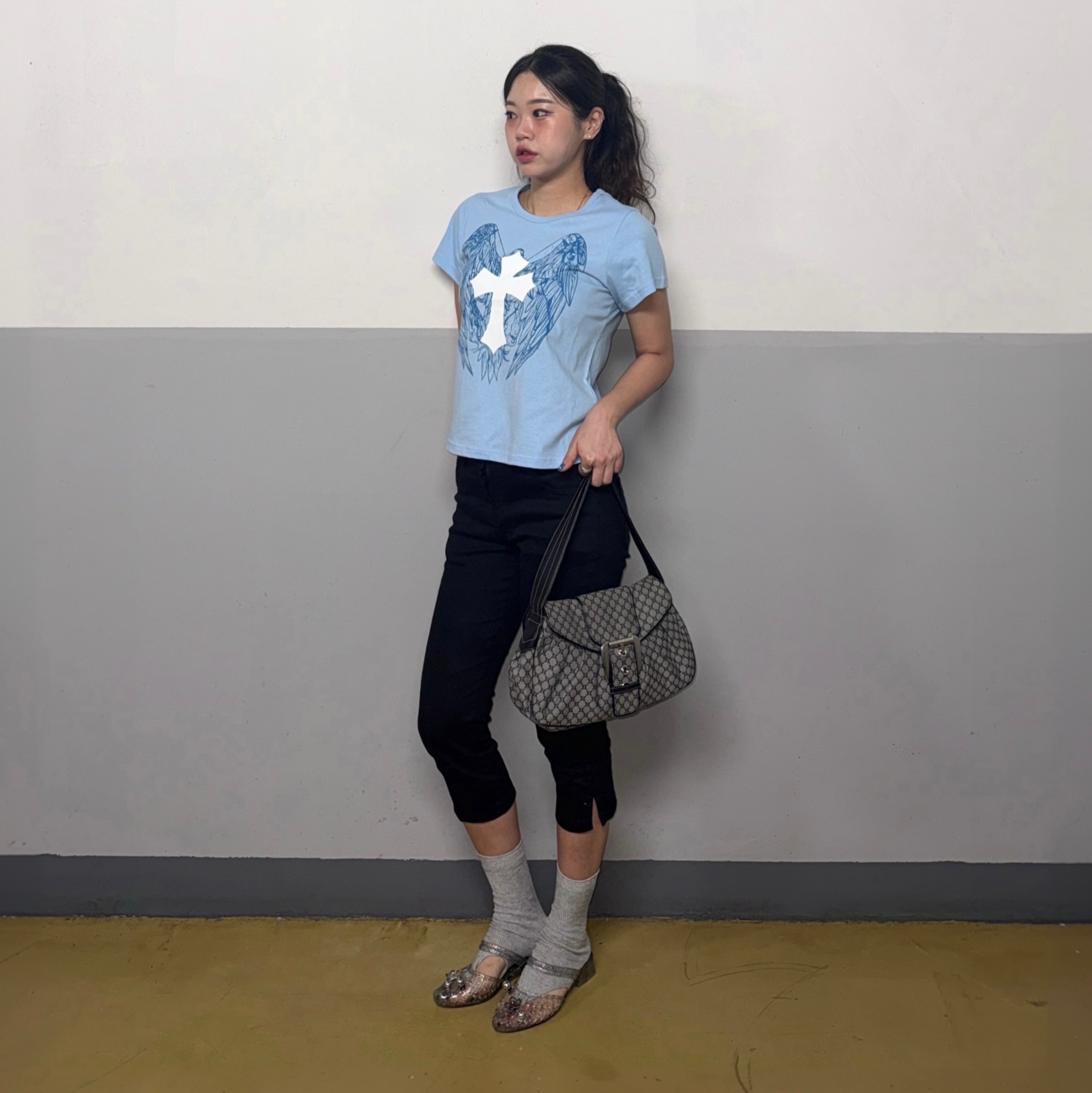 SLOW RECORD HOUSE Cross Wing T-Shirt Blue 착용 스타일 - 1