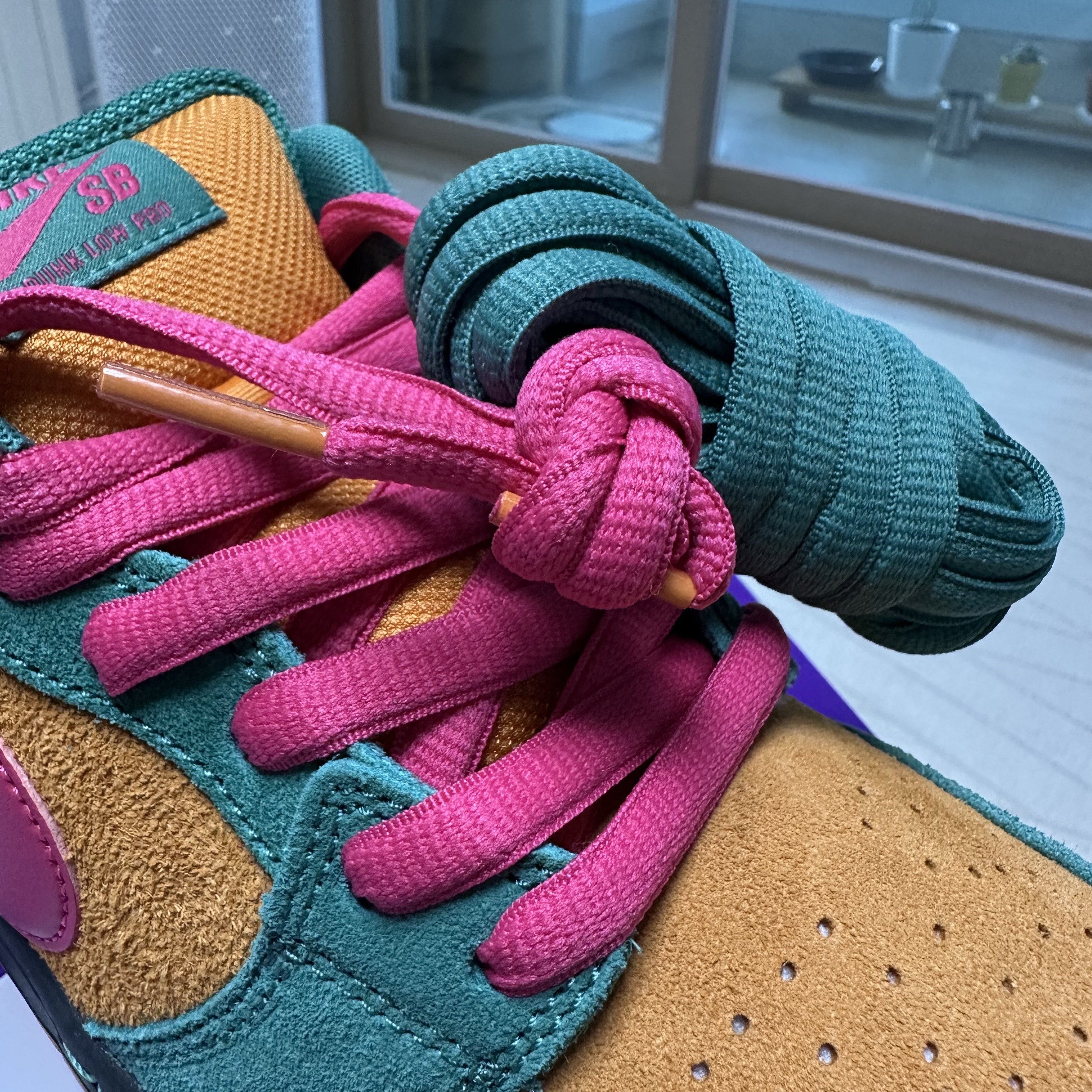 Nike SB Dunk Low Pro Green Noise and Light Curry 착용 스타일 - 3