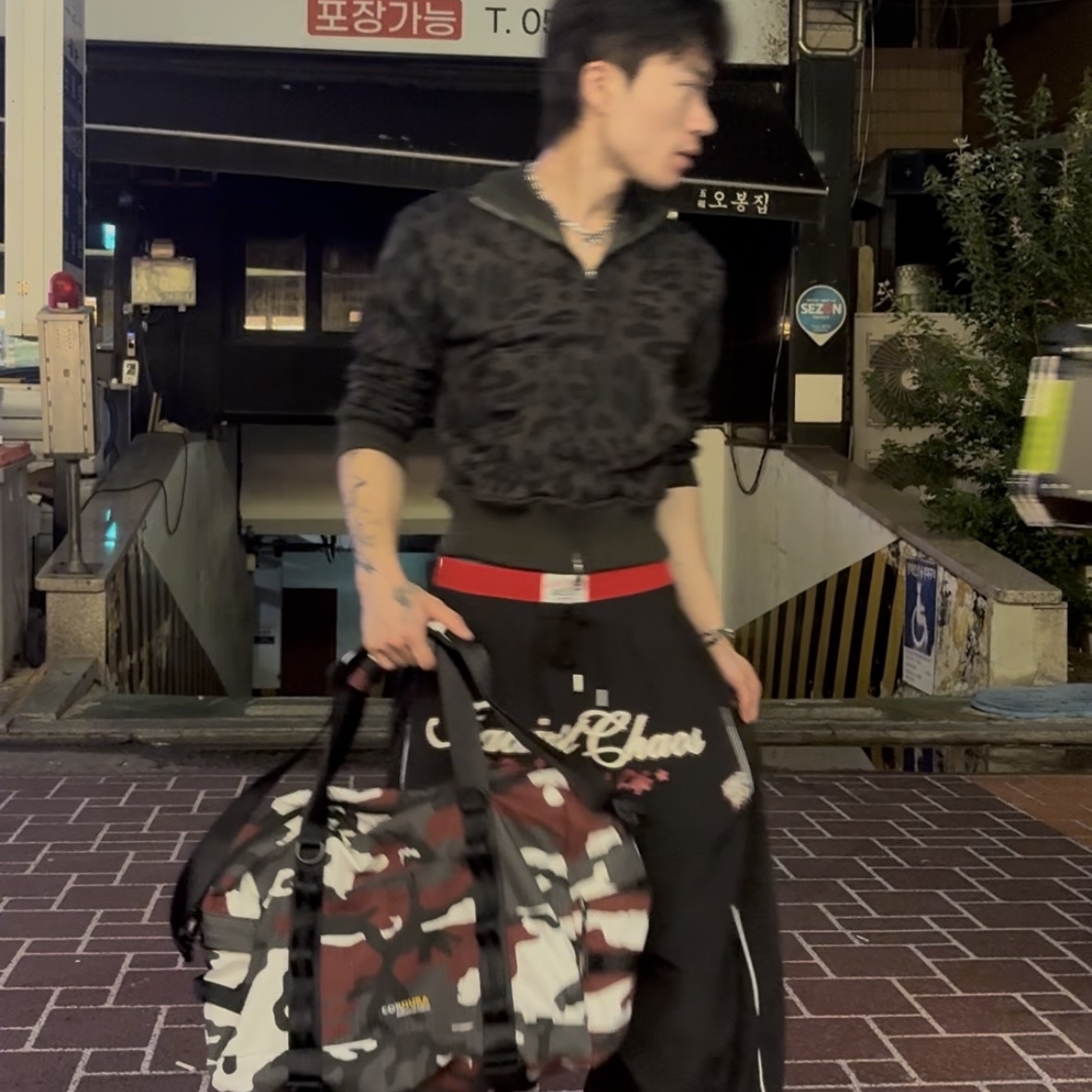 Supreme Duffle Bag Red Camo - 26SS, Balenciaga 10XL Sneakers Grey White Red 착용 스타일 - 2