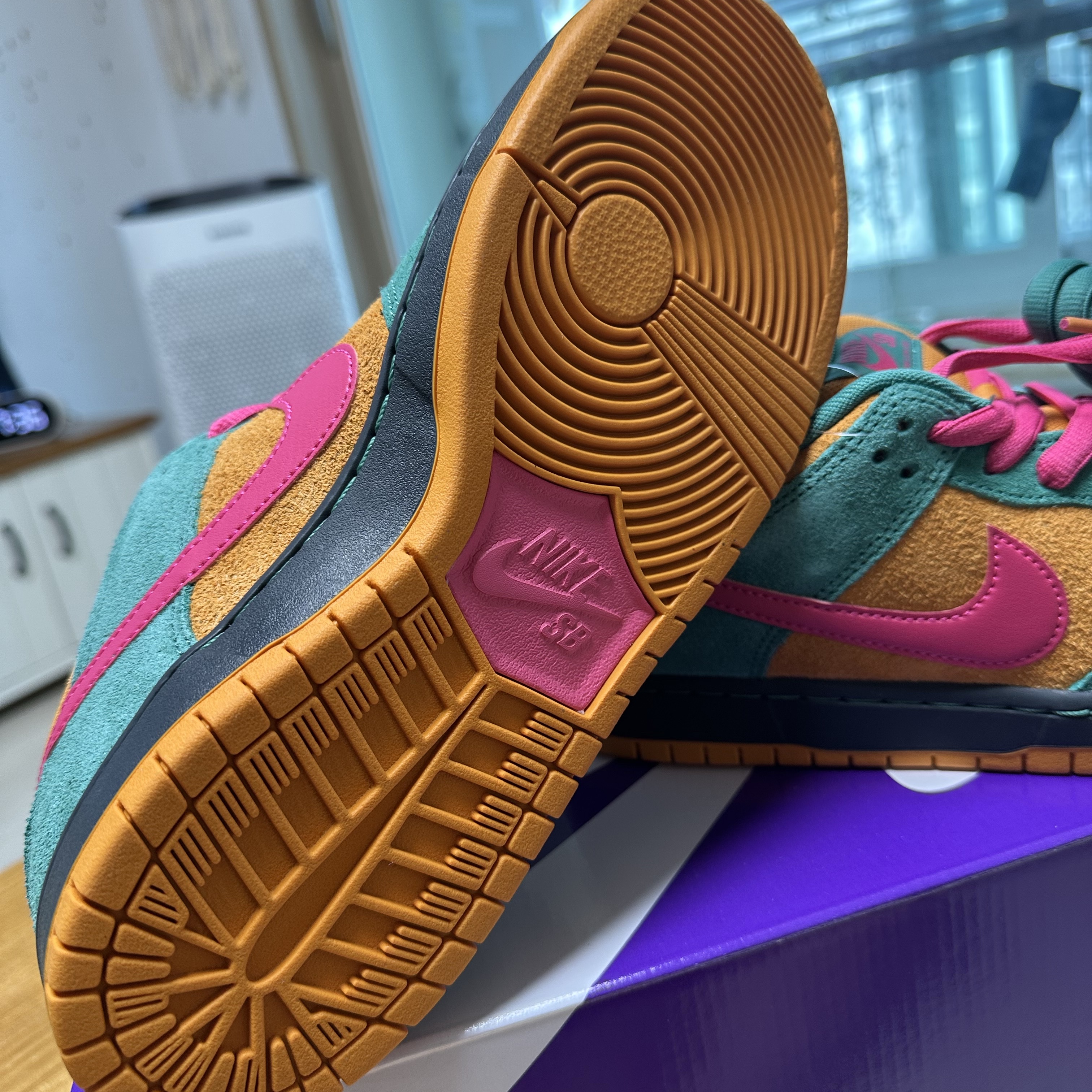 Nike SB Dunk Low Pro Green Noise and Light Curry 착용 스타일 - 2