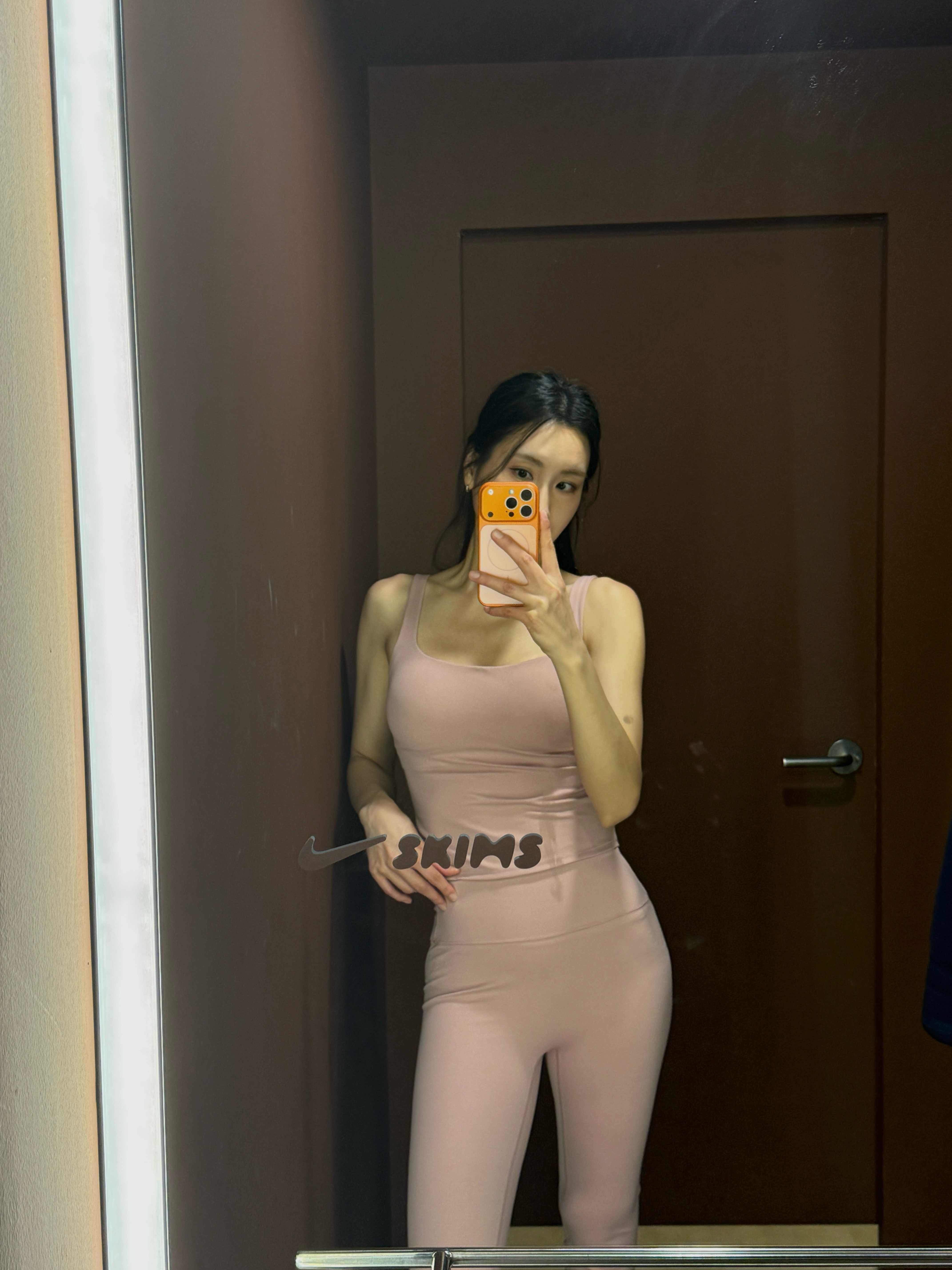 (W) NikeSKIMS Matte Square Neck Tank NSKM Himalayan, (W) NikeSKIMS Matte High-Waist 29-Inch Leggings NSKM Himalayan 착용 스타일 - 1