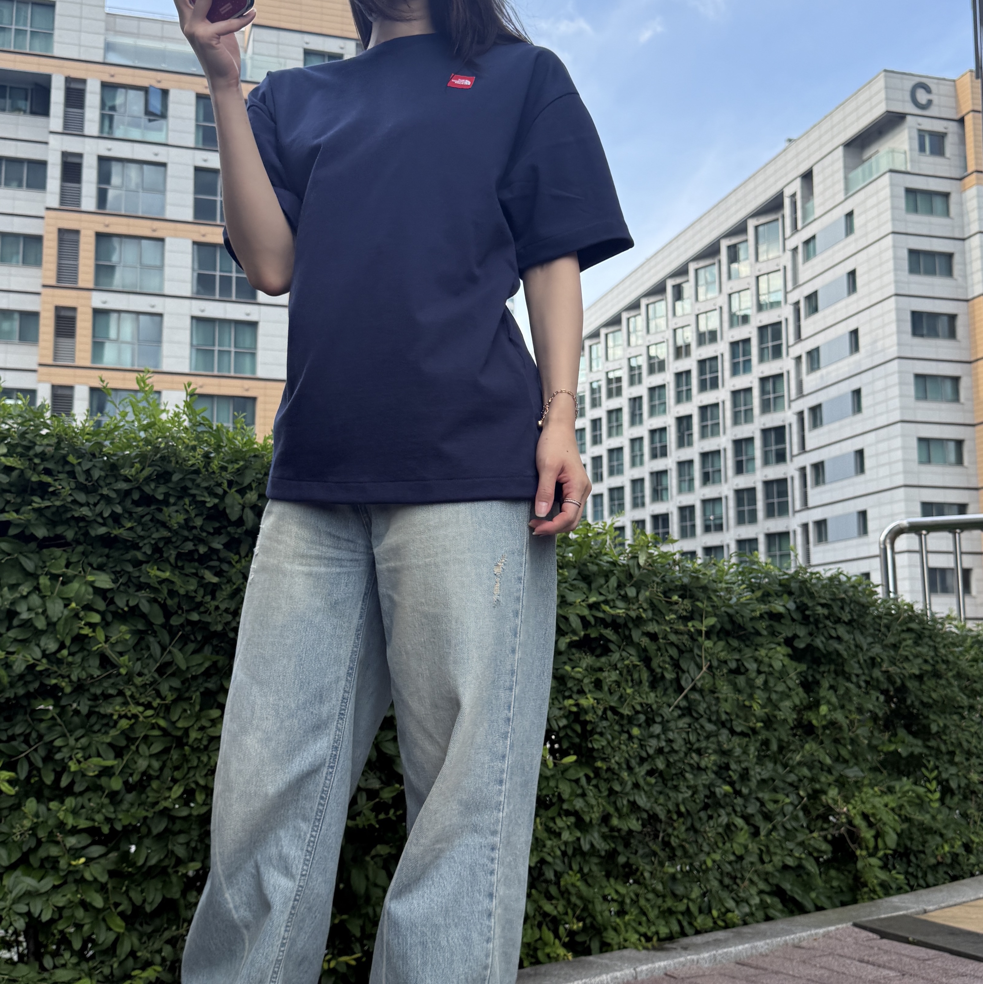The North Face M TNF Red Box S/S Tee Navy 착용 스타일 - 1