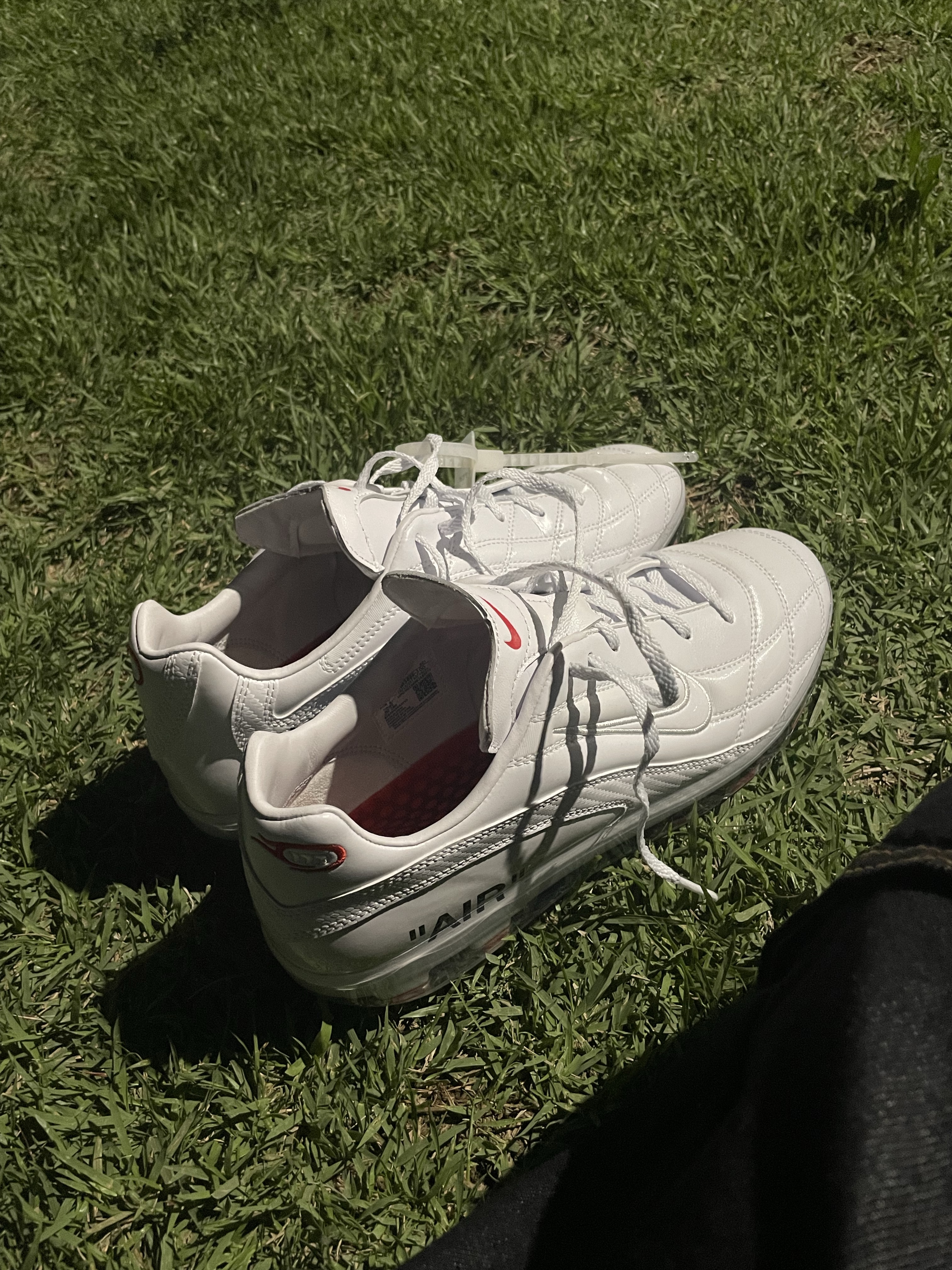 Nike x Virgil Abloh Archive Cryoshot Zoom M9 White and University Red 착용 스타일 - 3