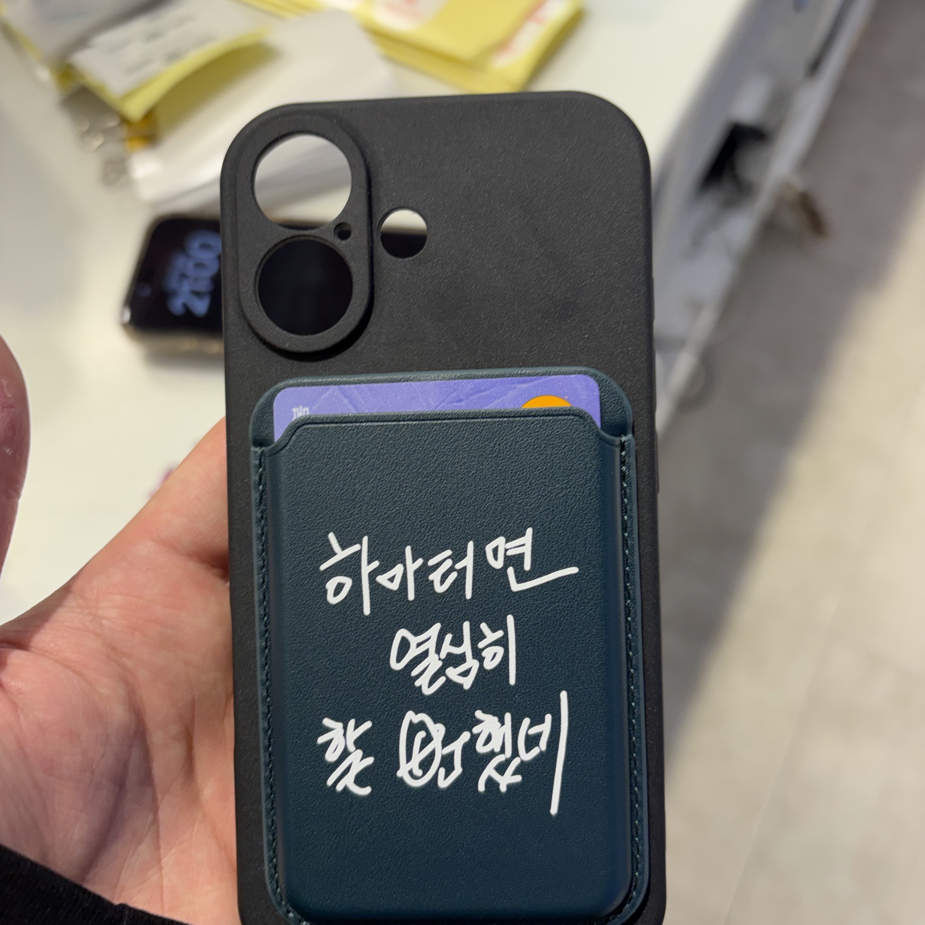 Sinjimoru x Halmyungsoo Myungsoo Handwriting MagSafe Card Wallet Hamateurmyeon Park Myungsoo Goods Dark Green 착용 스타일