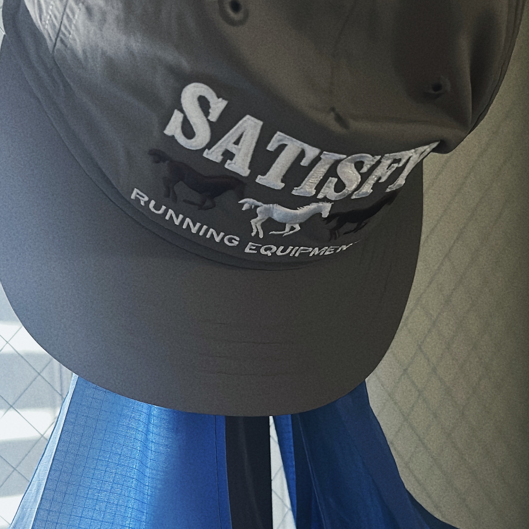 Satisfy Flitesilk 5‑Panel Pinch Cap Falcon 착용 스타일