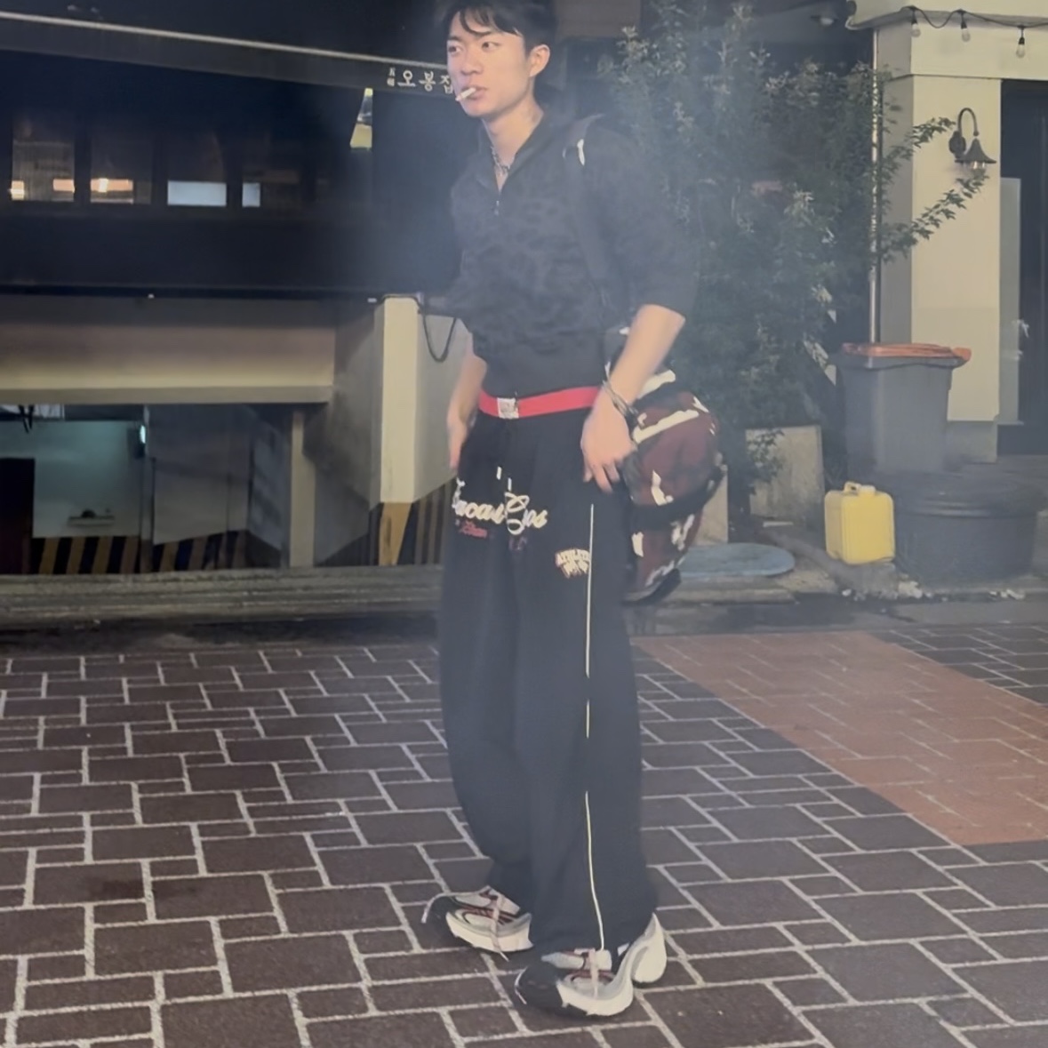Supreme Duffle Bag Red Camo - 26SS, Balenciaga 10XL Sneakers Grey White Red 착용 스타일 - 3