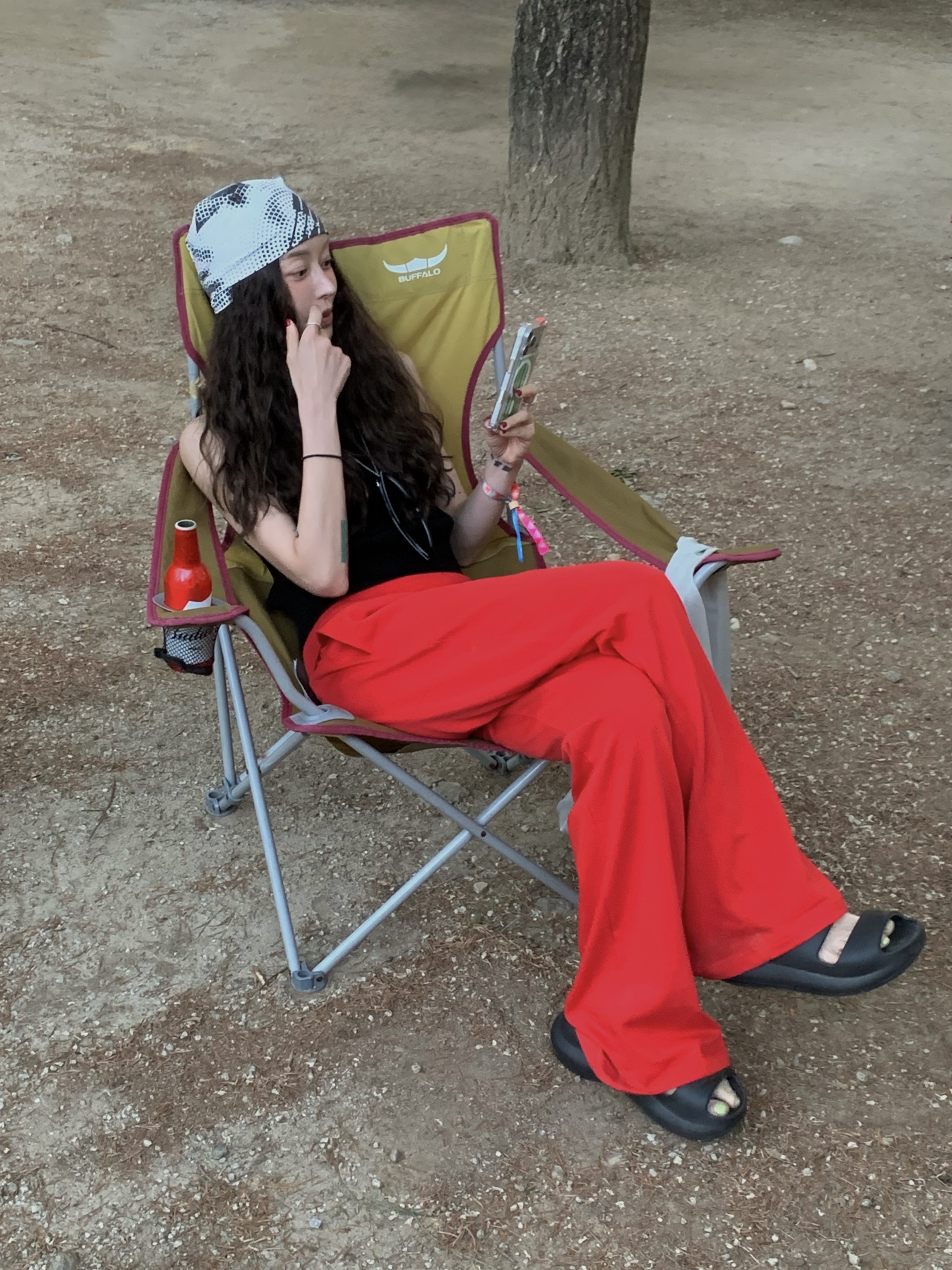 [10% 적립] OOFOS Ooyea Black Unisex Slides, GBH APPAREL Fold Over Long Pants / Red 착용 스타일 - 1