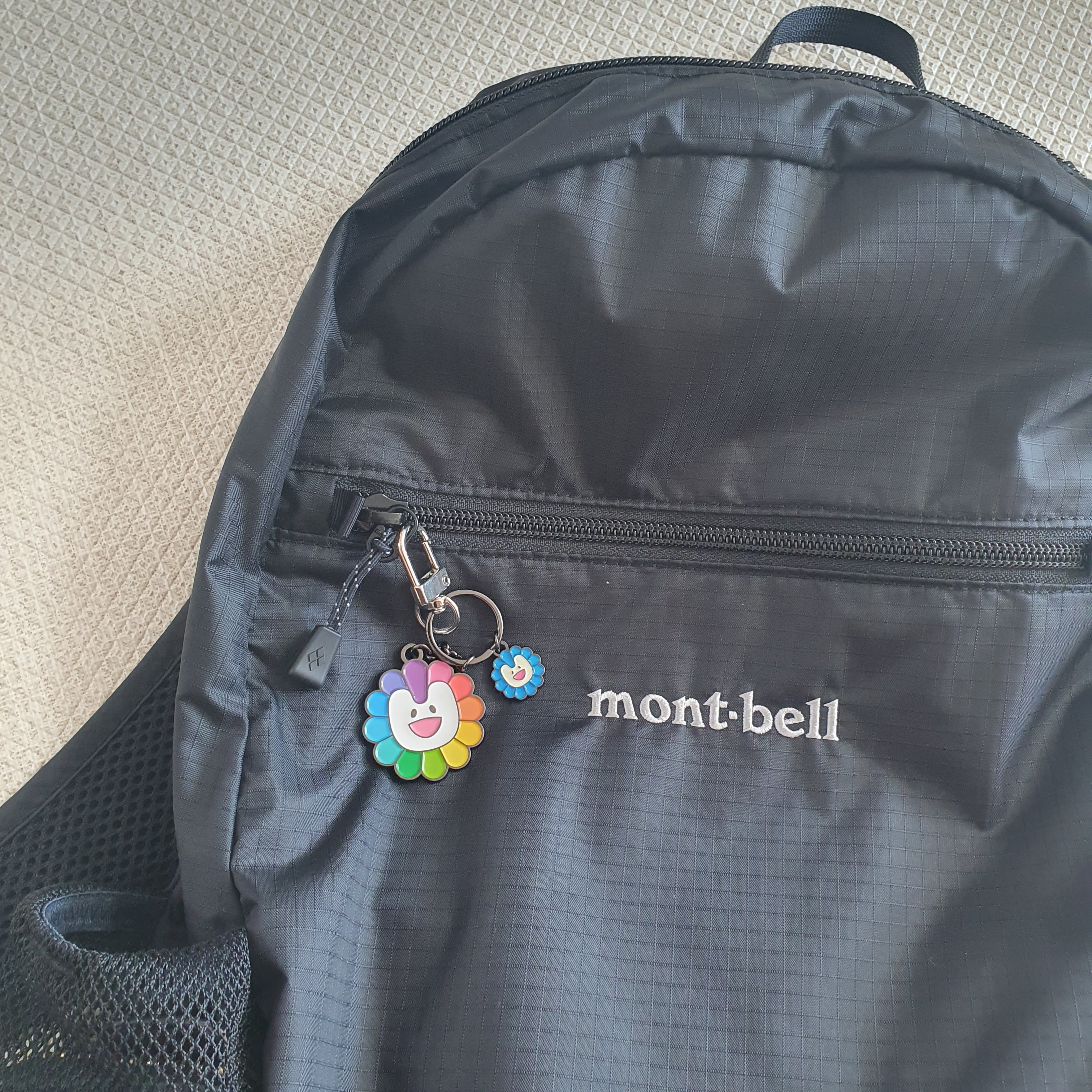 Montbell Pocketable Light Pack 15 Black, NewJeans x Murakami Metal Keyring Flower 착용 스타일 - 1