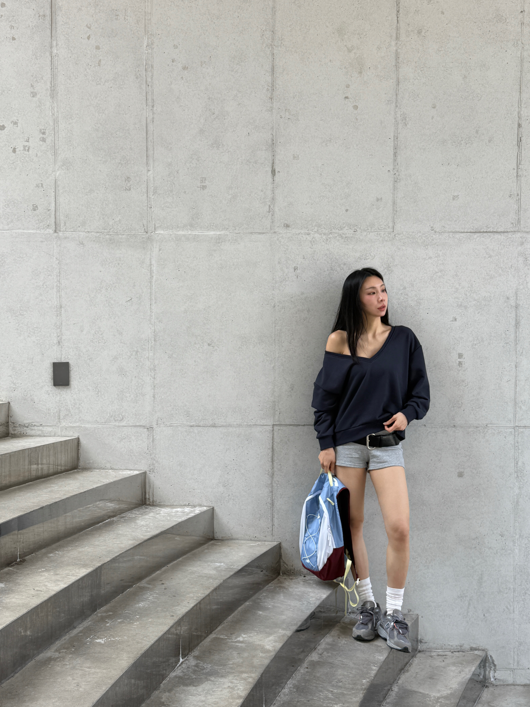 New Balance 2002R Premium Vintage Grey, New Balance Novon 17 Backpack Light Blue 착용 스타일 - 1