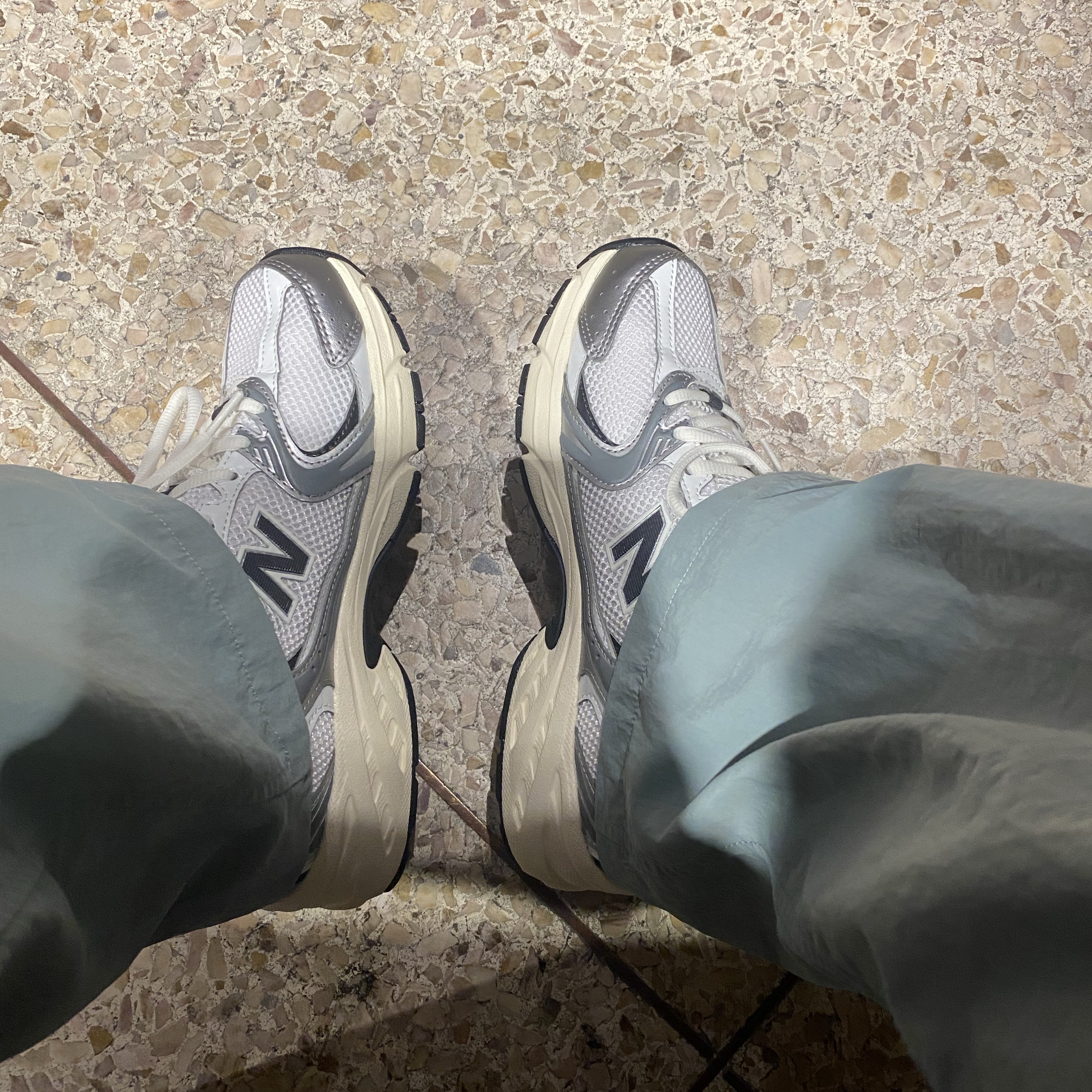 New Balance 530 Silver Metallic Black Cement 착용 스타일