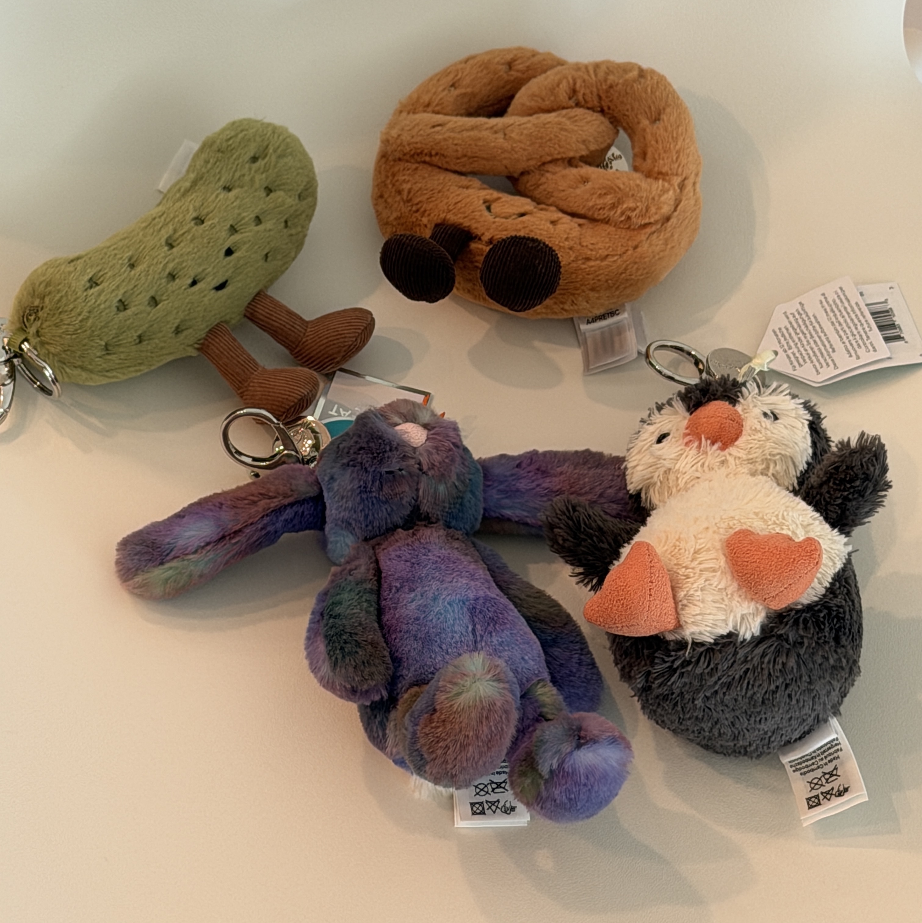 Jellycat Peanut Penguin Bag Charm Black 착용 스타일