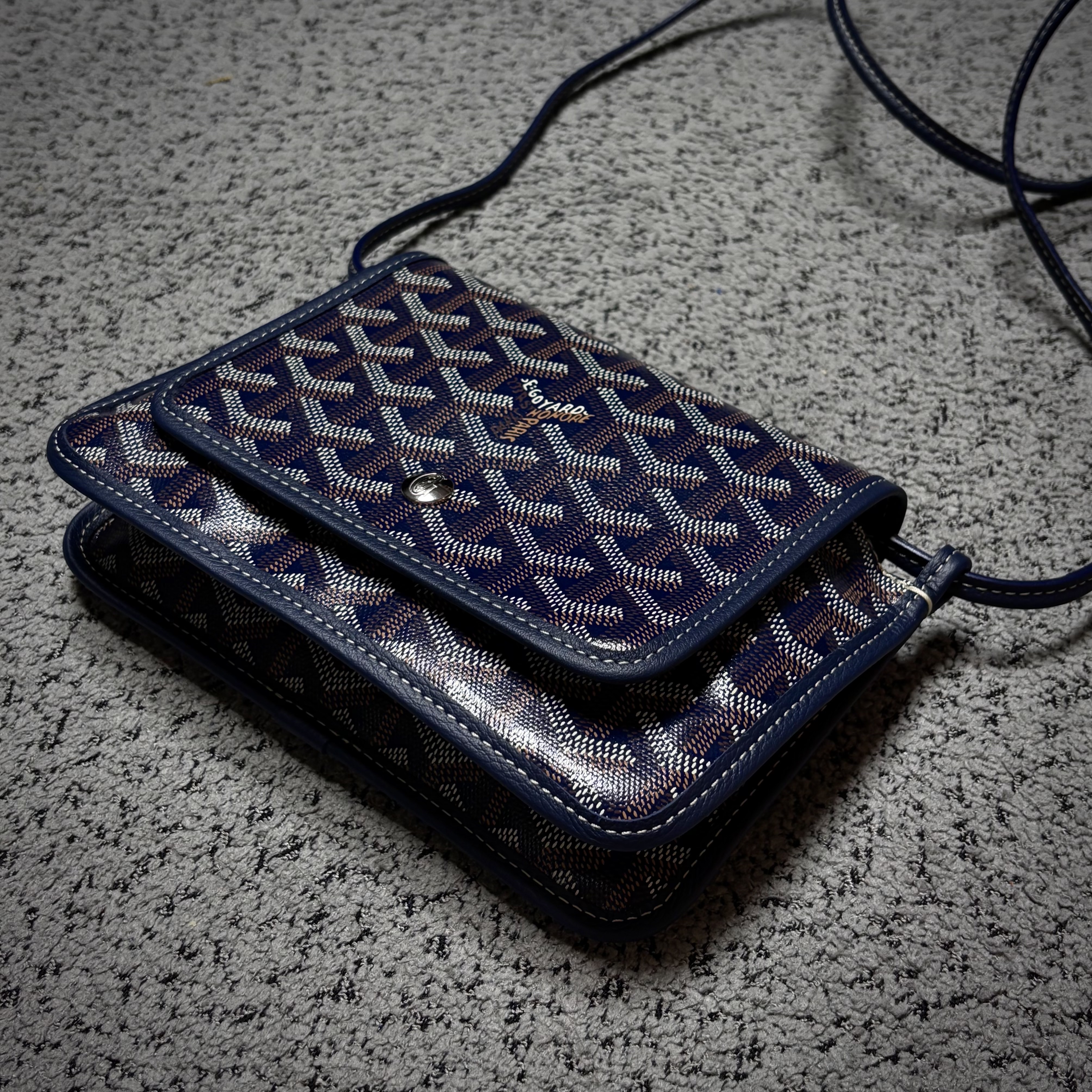 Goyard Plumet Pocket Wallet Navy Blue, Goyard Plumet Pocket Wallet Black 착용 스타일 - 2