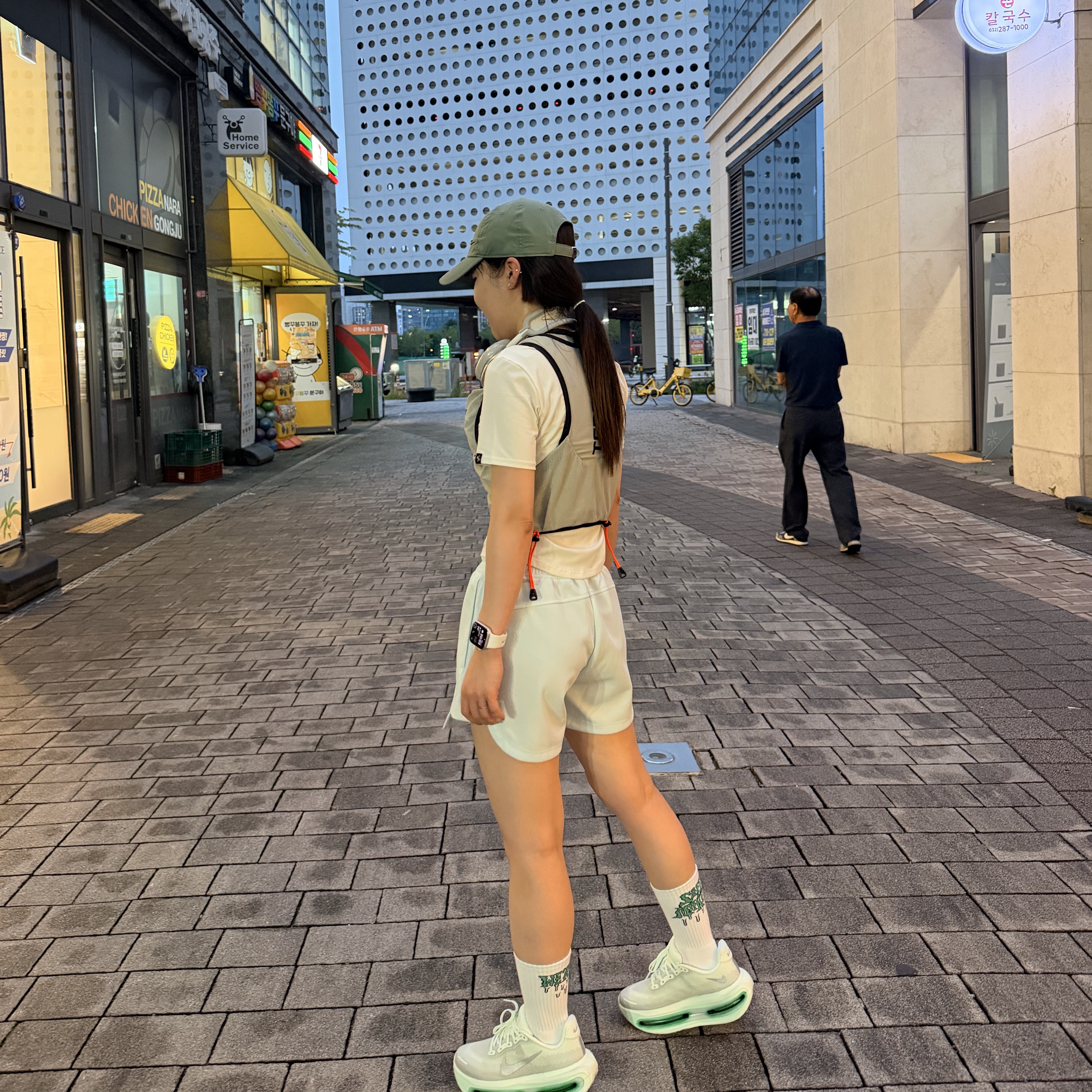 Apple AirPods Max Lightning Silver (Korean Ver.), (W) Nike Vomero Premium Barely Green Metallic Silver 착용 스타일 - 2