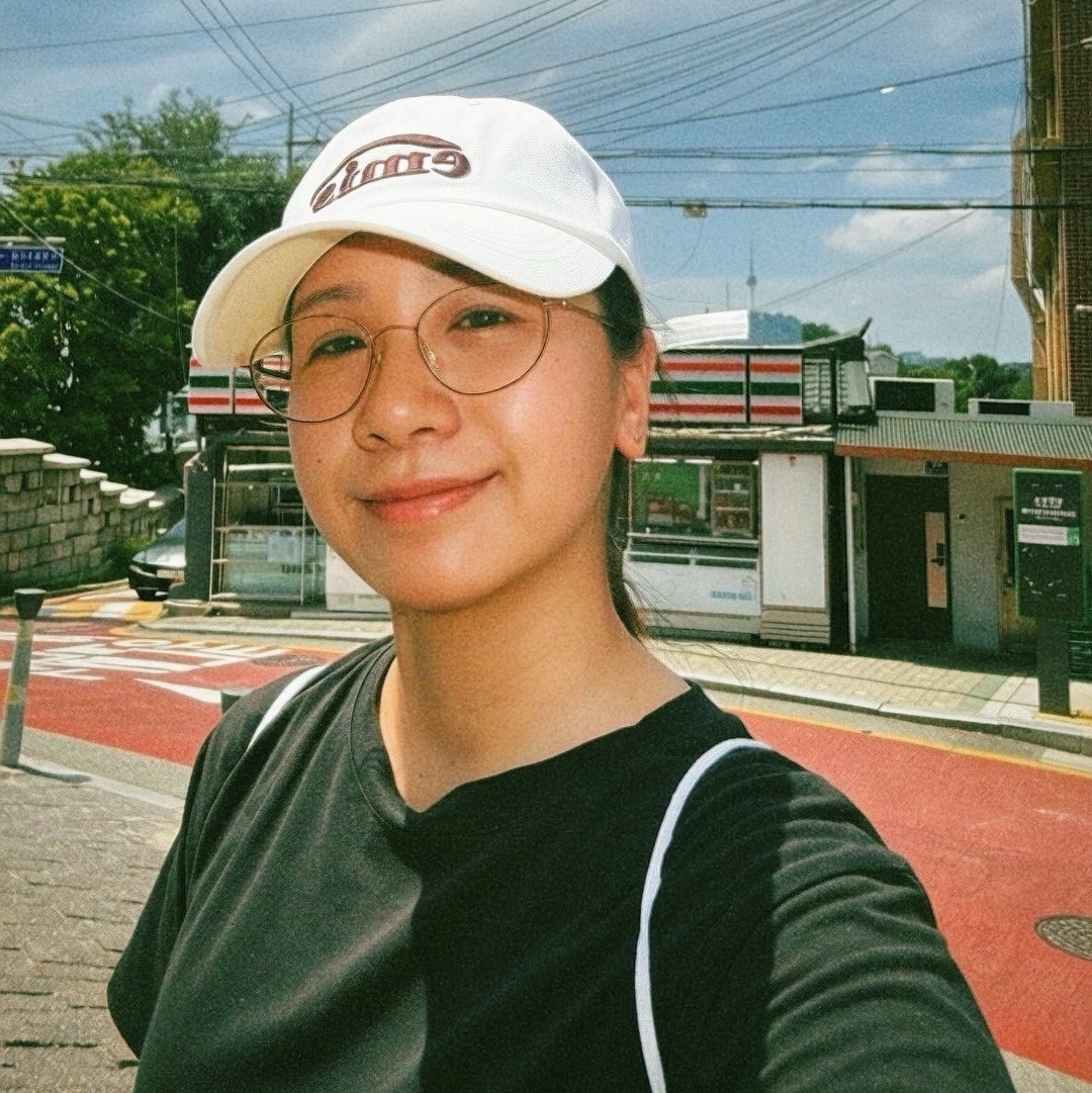 Emis New Logo Emis Cap White 착용 스타일