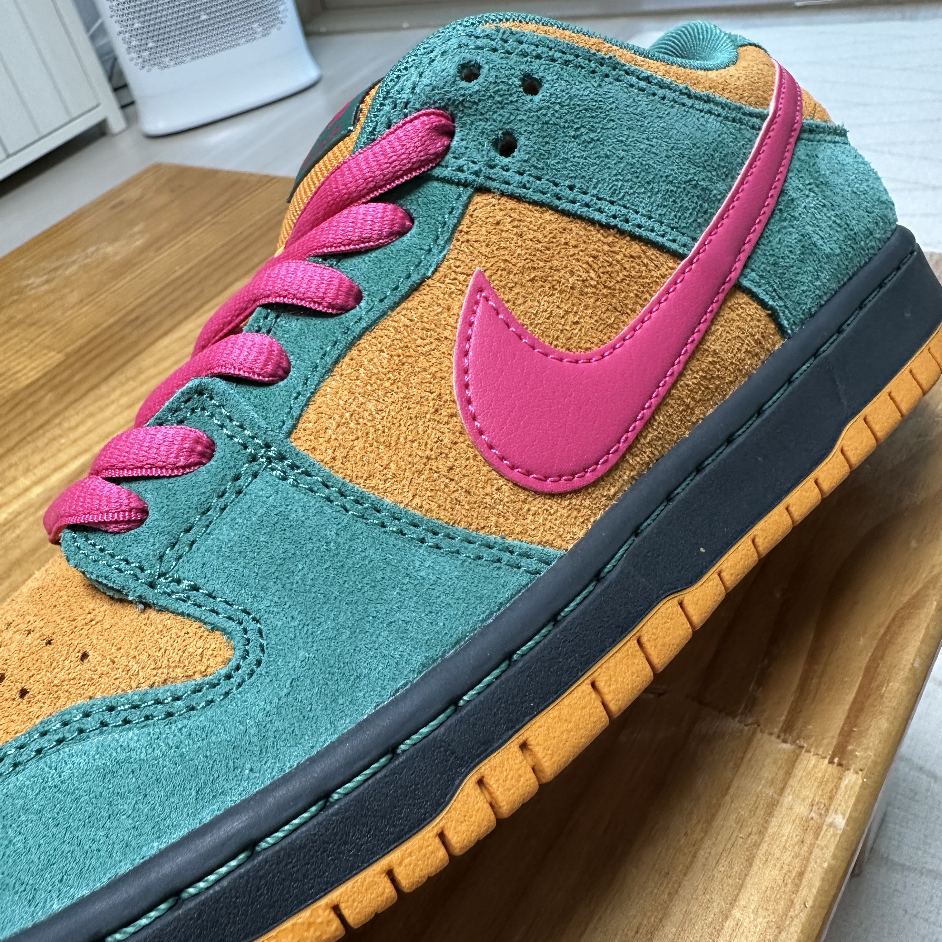 Nike SB Dunk Low Pro Green Noise and Light Curry 착용 스타일 - 1