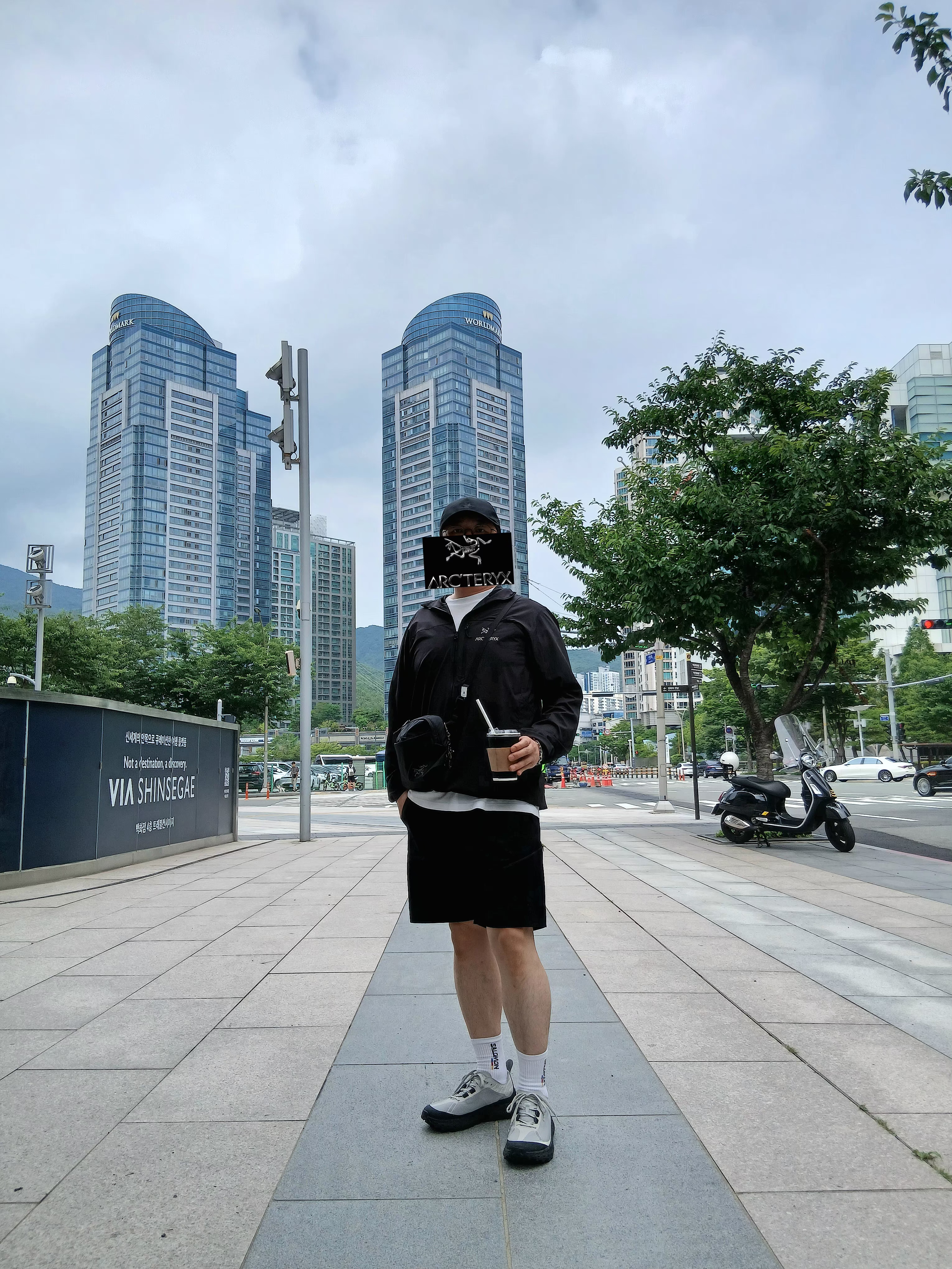 Goldwin Gore-Tex 3L Cap Black, Arc'teryx Gamma Quick Dry Shorts 9 Inch Black 착용 스타일 - 2