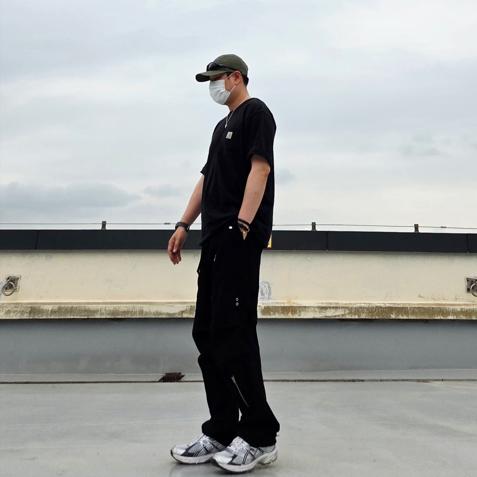 Carhartt Canvas Cap Army Green, Carhartt Loose Fit Heavyweight Regular Short Sleeve Pocket T-Shirt Black 착용 스타일 - 4