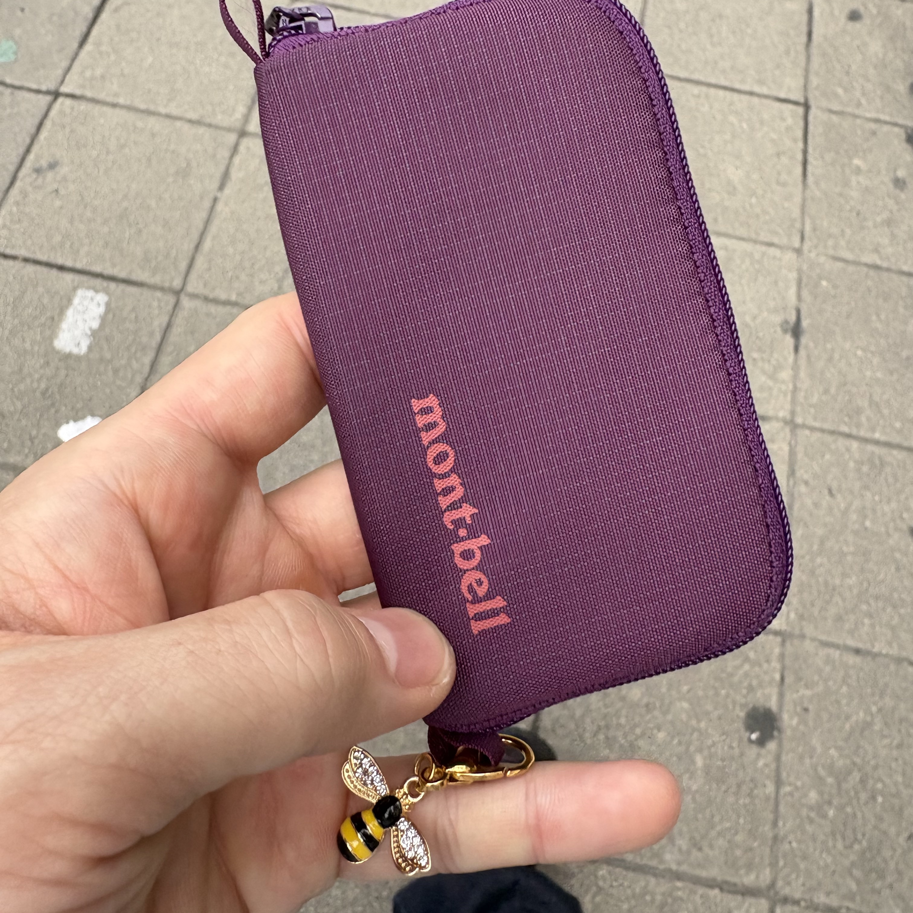 Montbell Mini Zip Wallet Purple 착용 스타일
