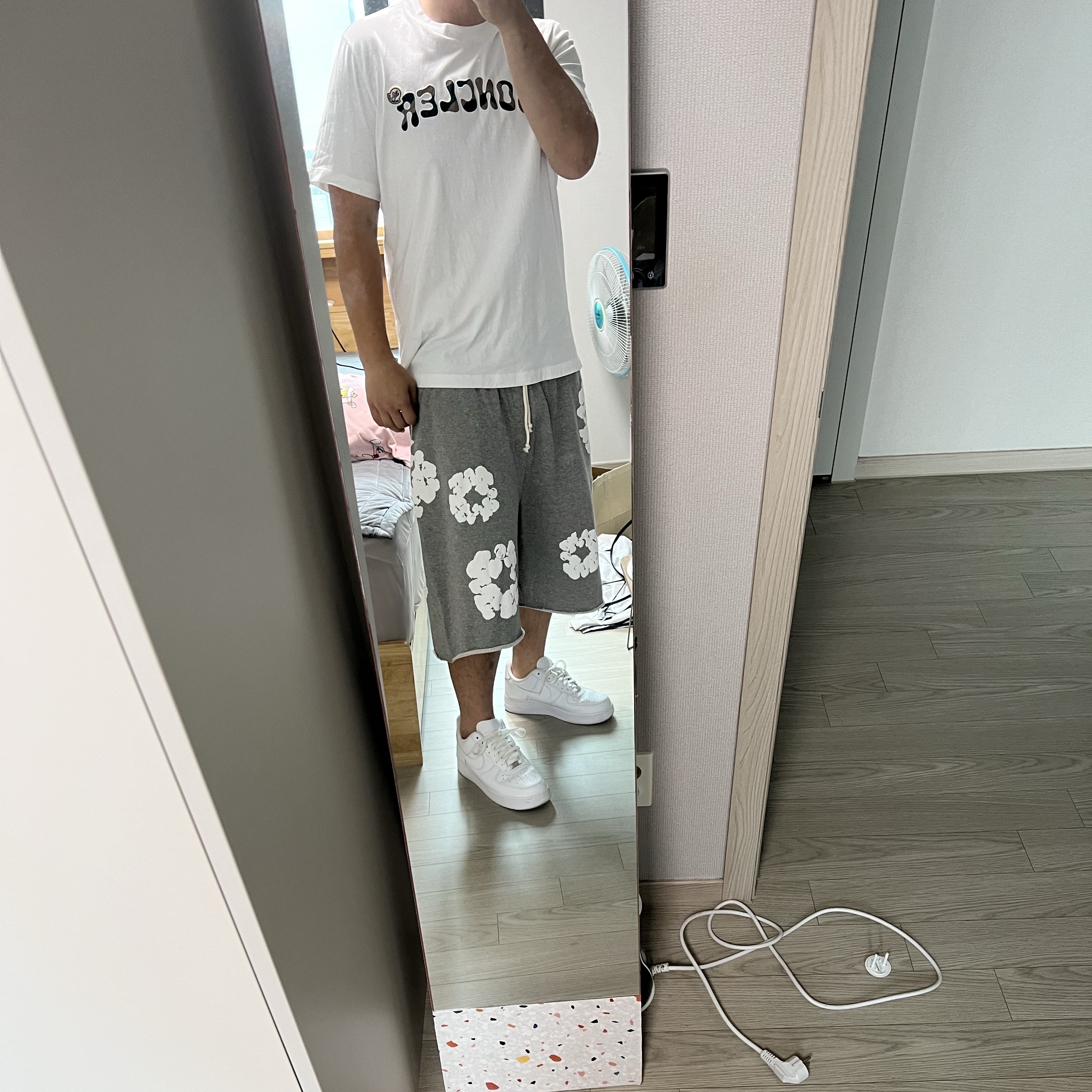 Denim Tears The Cotton Wreath Shorts Grey, Nike Air Force 1 '07 Low White 착용 스타일