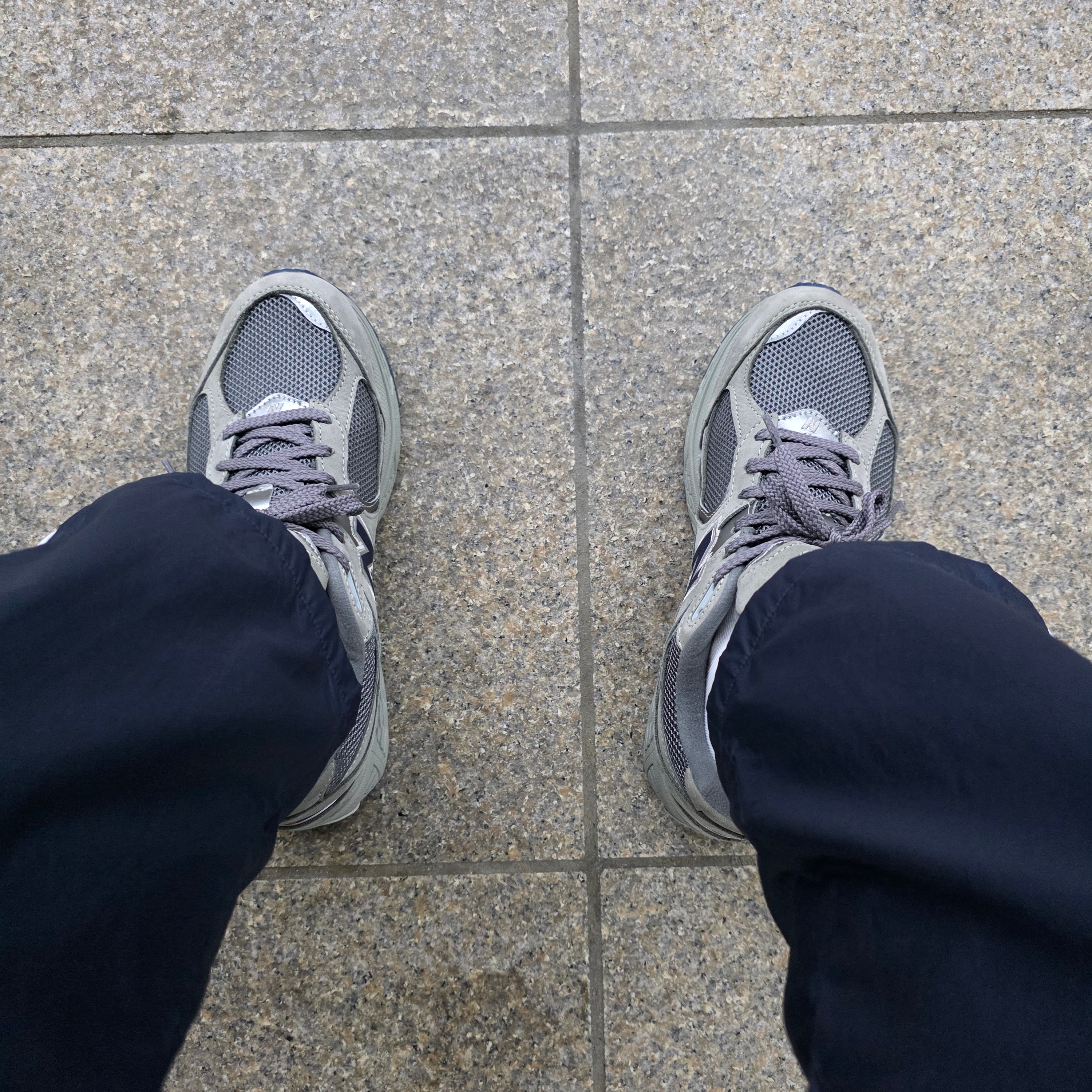 New Balance 2002R Gray 착용 스타일