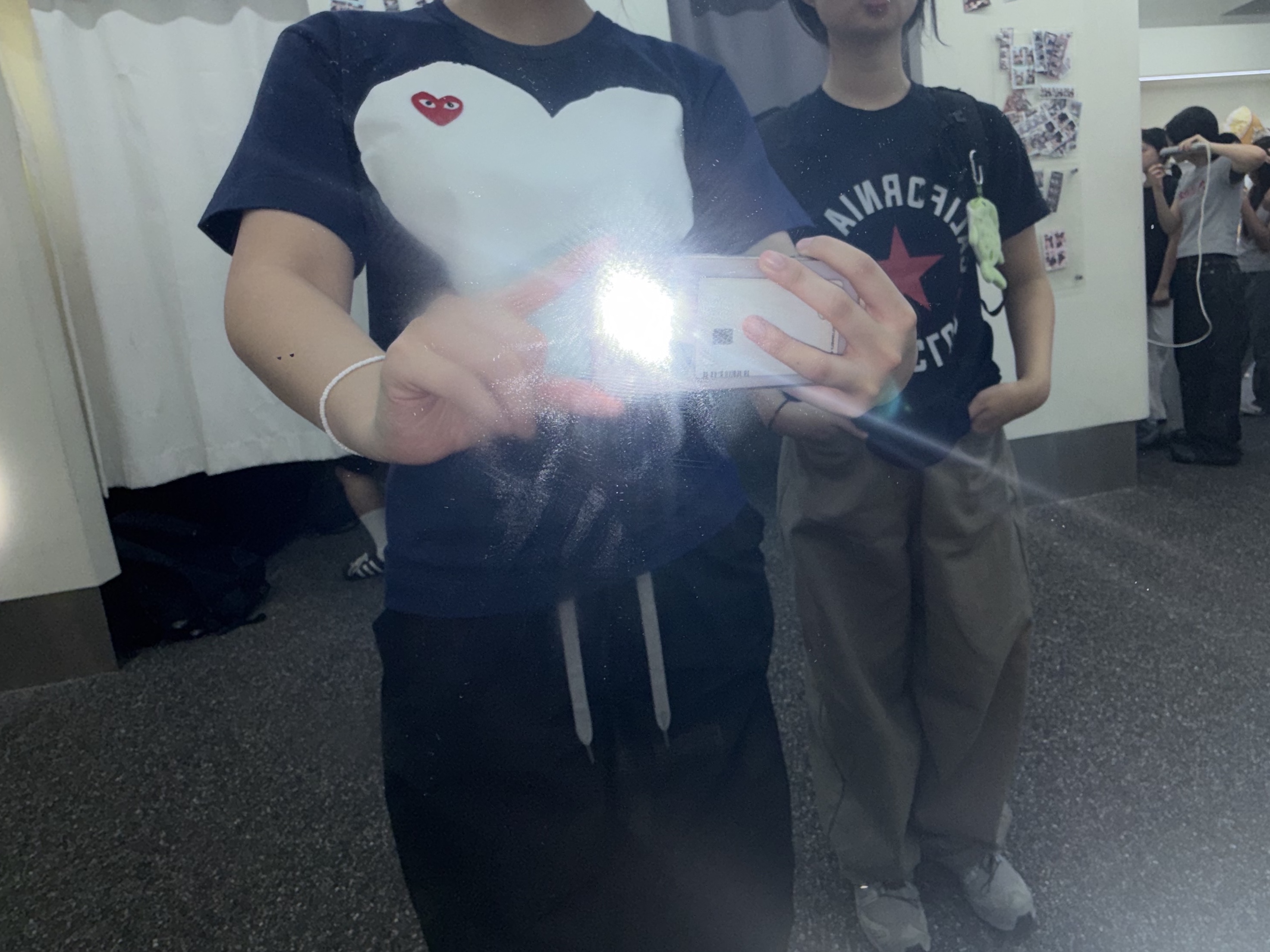 Play Comme des Garcons Red Heart Printed White Heart T-Shirt Navy 착용 스타일 - 2
