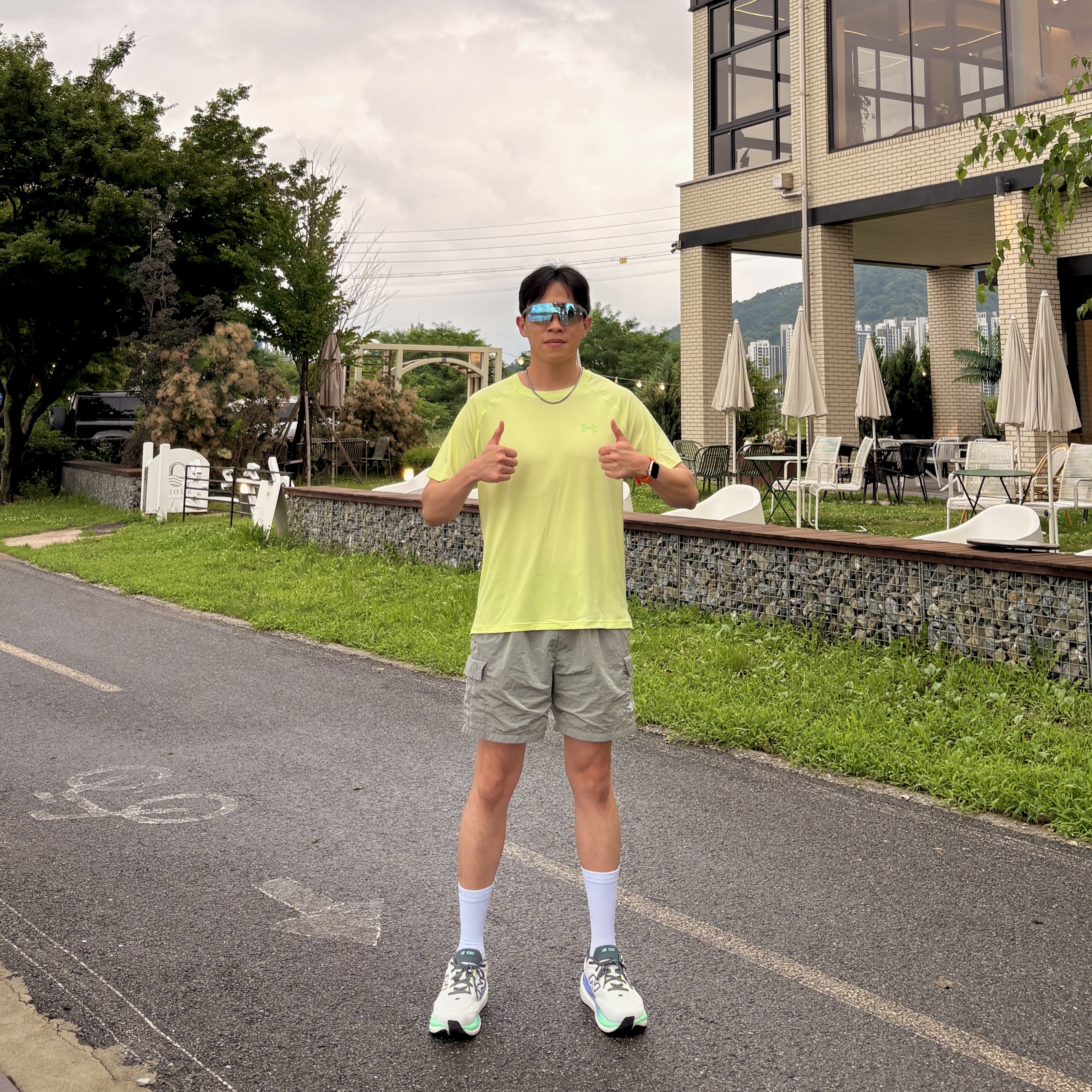 New Balance 1080v15 Reflection Graphite  - 2E Wide 착용 스타일 - 2