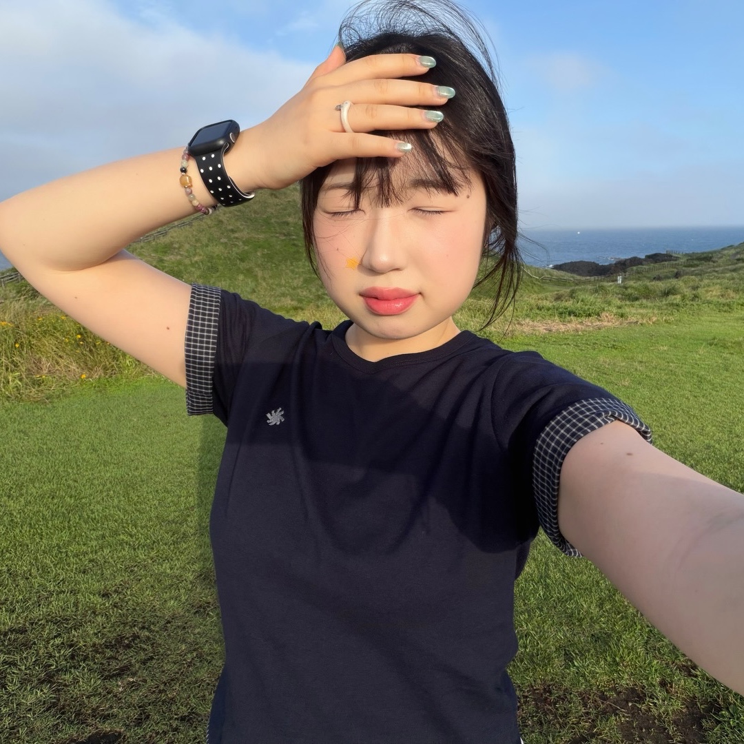 SLOW RECORD HOUSE Layered Check Roll-Up T-Shirt Navy 착용 스타일 - 1