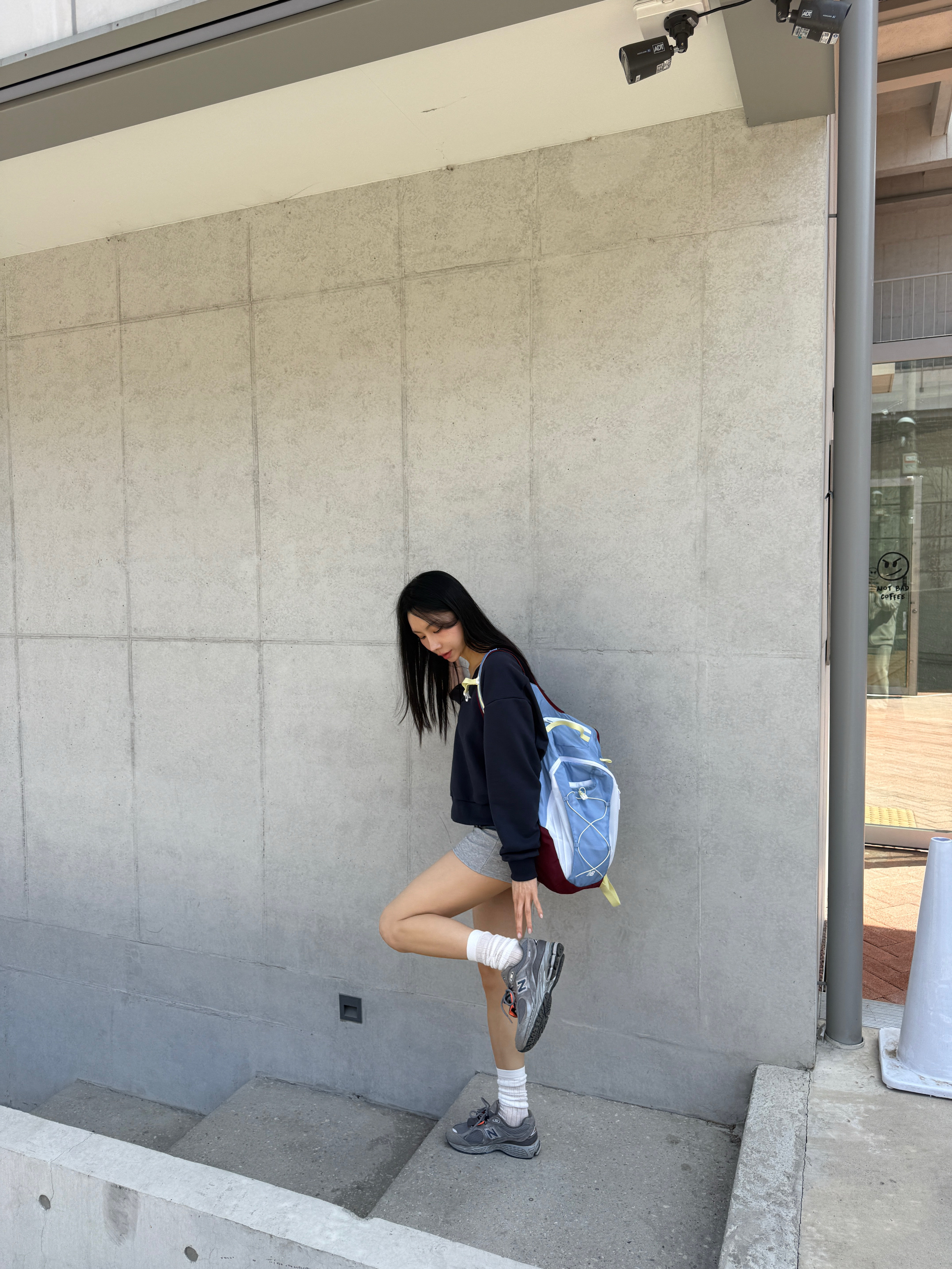New Balance 2002R Premium Vintage Grey, New Balance Novon 17 Backpack Light Blue 착용 스타일 - 2