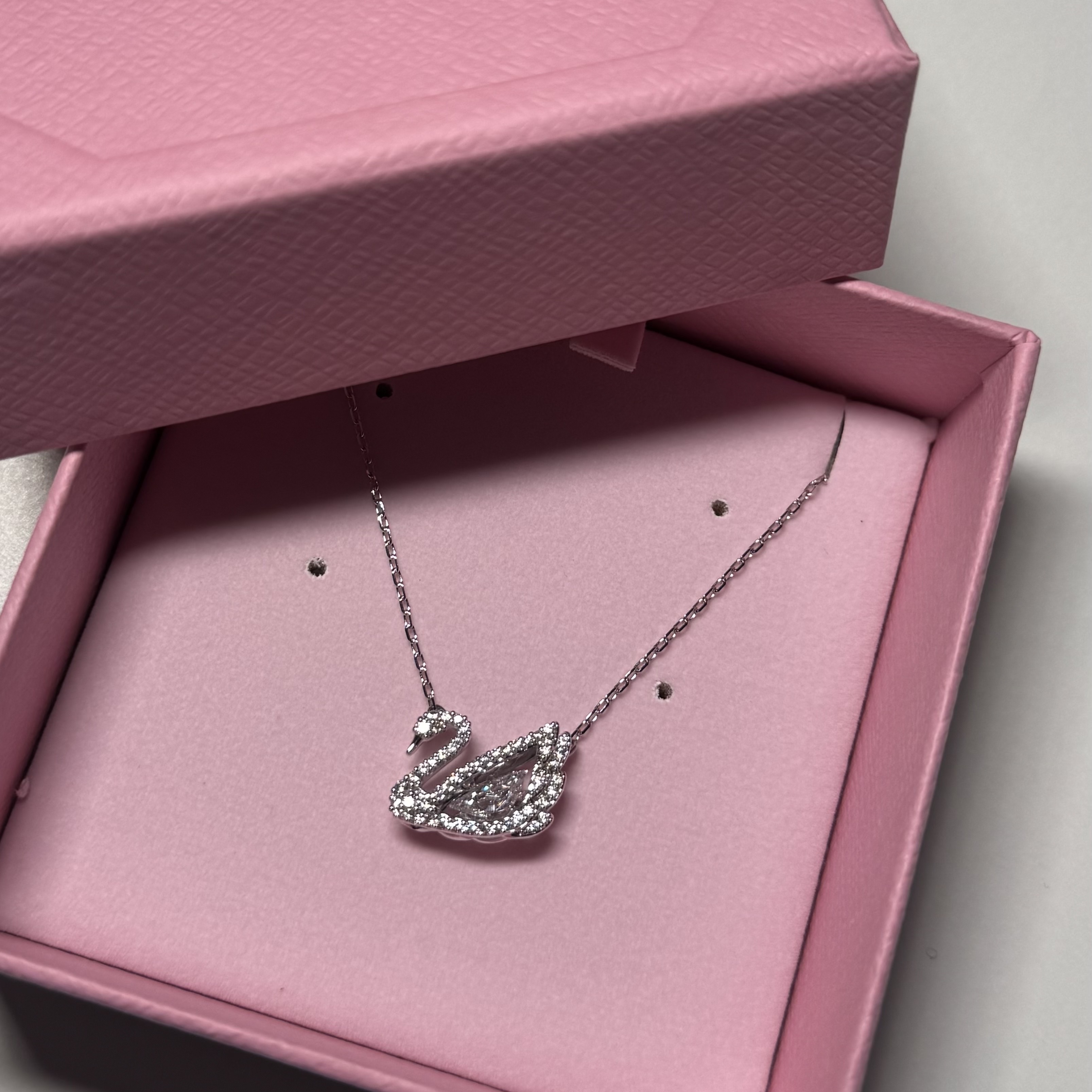 (W) Swarovski Dancing Swan Necklace White Rhodium Plated 착용 스타일