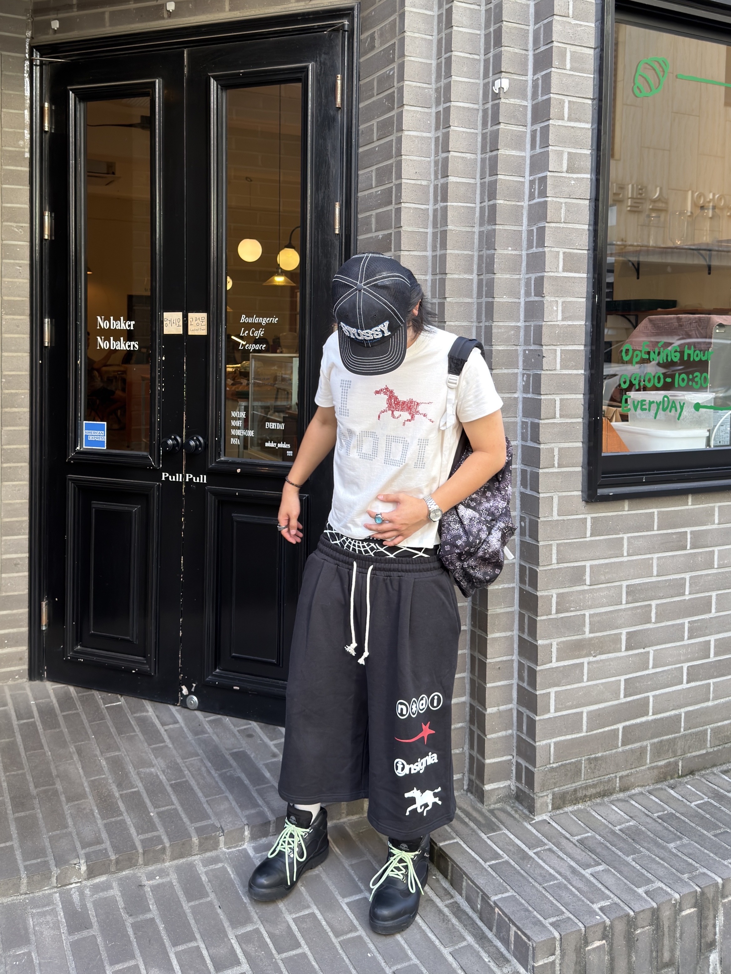 Stussy Mid-Depth Burly Threads Trucker Black 착용 스타일 - 3