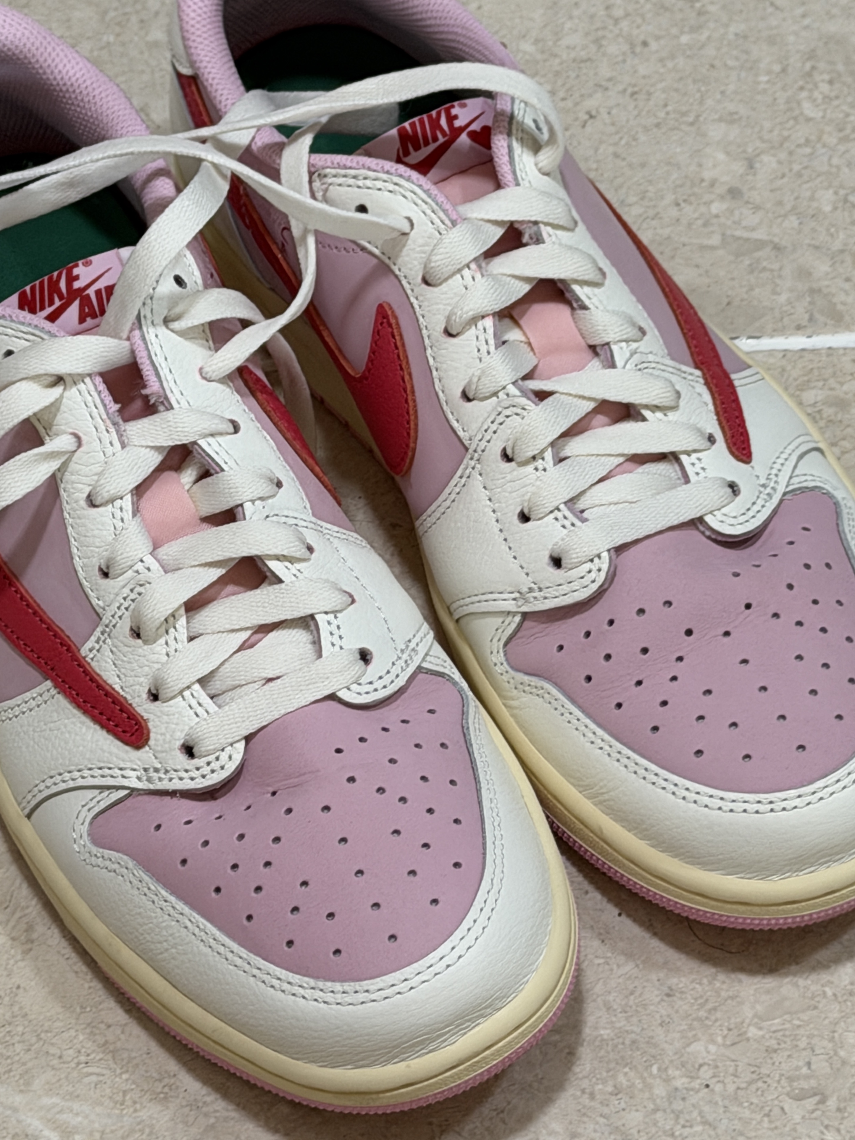 Jordan 1 x Travis Scott Retro Low OG SP Sail Tropical Pink 착용 스타일