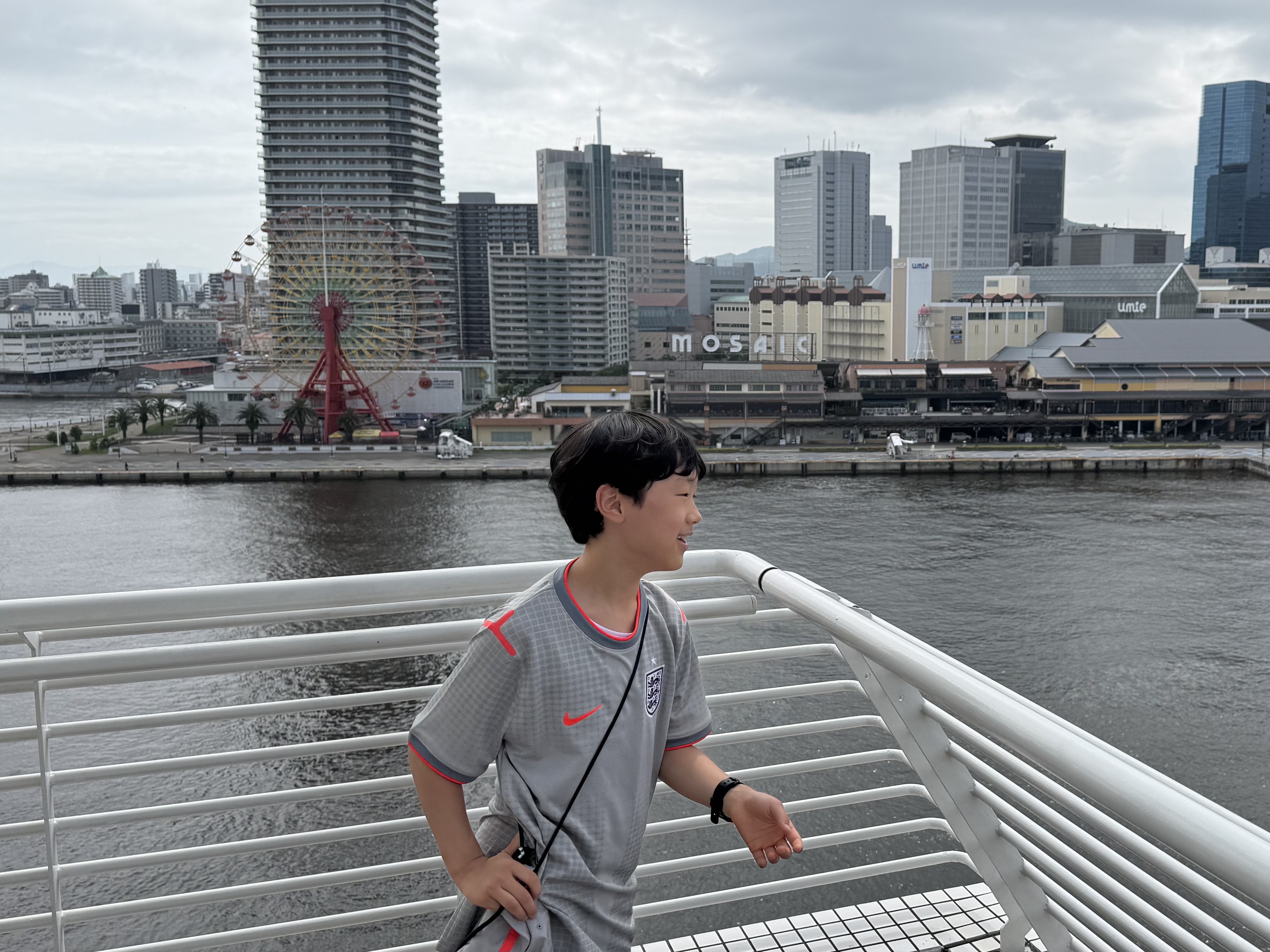 (Kids) Palace x Nike England Short-Sleeve Soccer Top Pewter Grey Bright Crimson Bright Crimson, Palace x Nike England Fly Cap Pewter Grey Cool Grey 착용 스타일 - 8