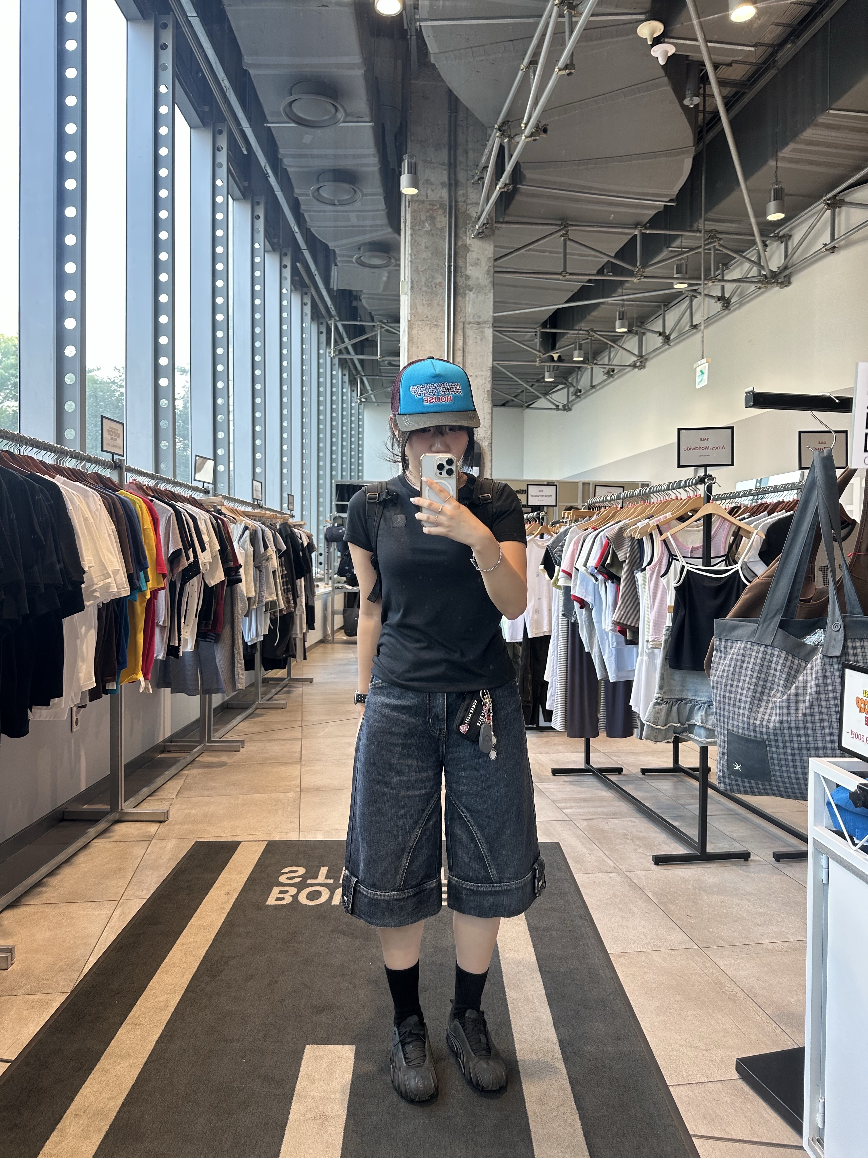 Honey Scoop House Flag Logo Trucker Cap Blue, Puma x Sansan Gear Talon Black 착용 스타일