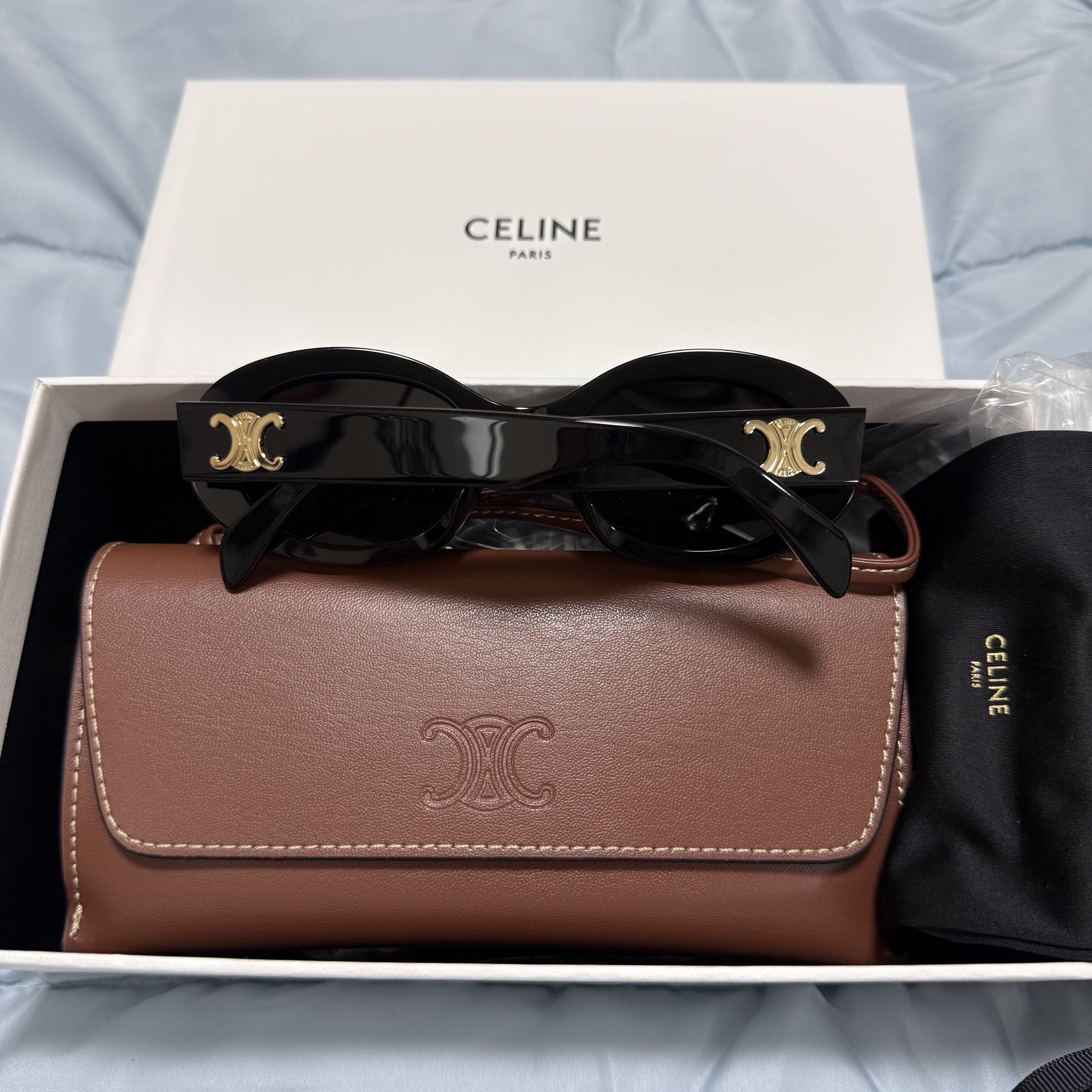 (W) Celine Triomphe 01 Sunglasses in Acetate Black 착용 스타일 - 1