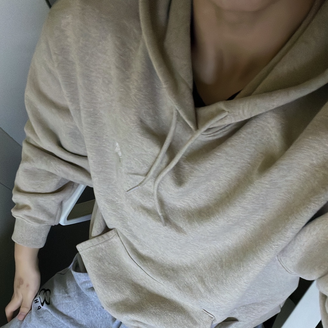 Brownbreath Tag Hoodie Melange Beige 착용 스타일