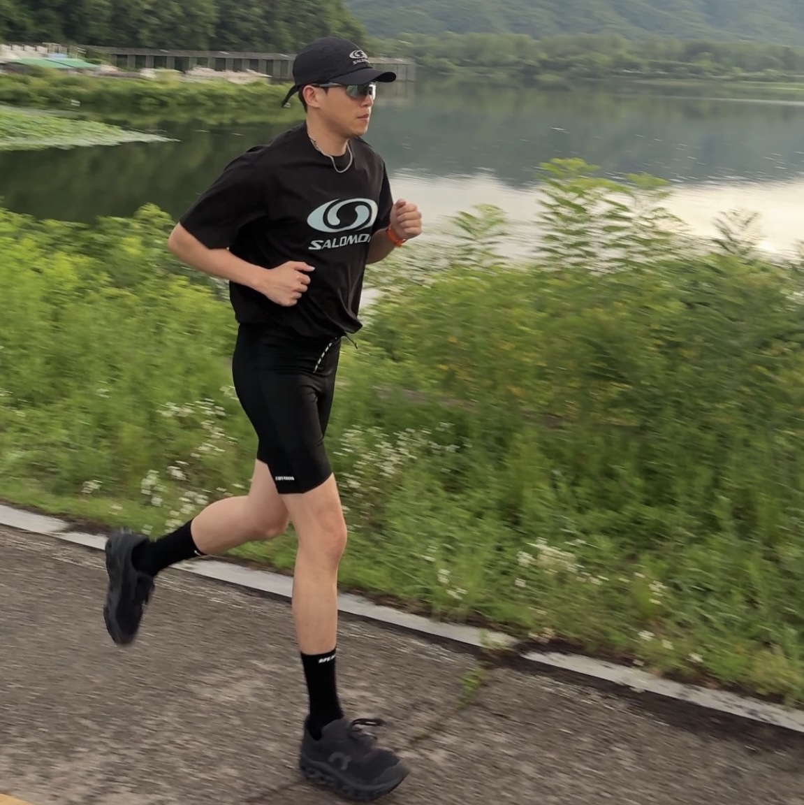 Salomon Link Camp Cap Black, Salomon Link Short Sleeve T-Shirt Black 착용 스타일 - 1