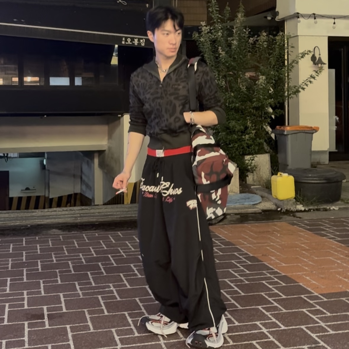 Supreme Duffle Bag Red Camo - 26SS, Balenciaga 10XL Sneakers Grey White Red 착용 스타일 - 5
