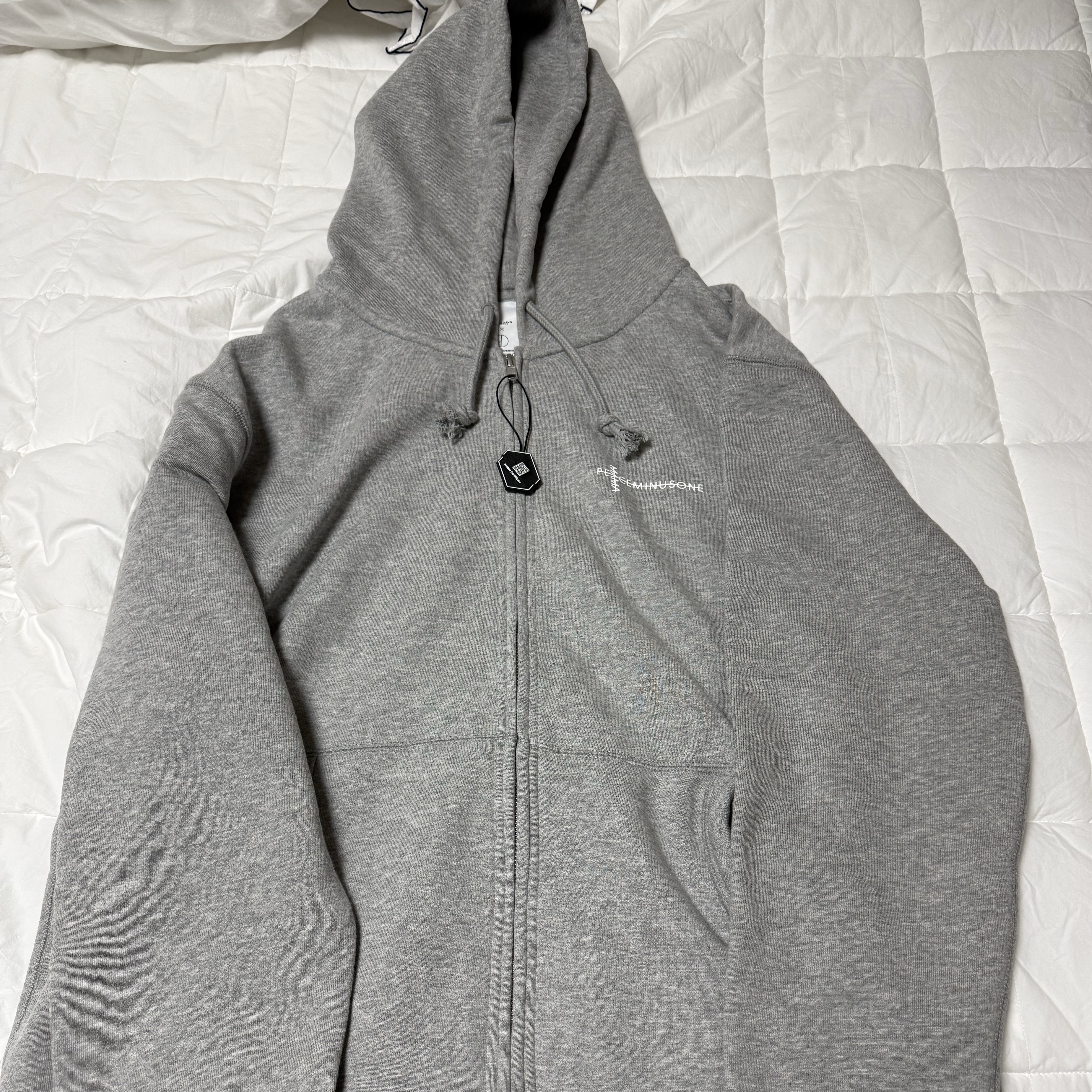 Peaceminusone x 2025 MAMA Awards Peacemamaone Zip Up Hoodie Grey 착용 스타일
