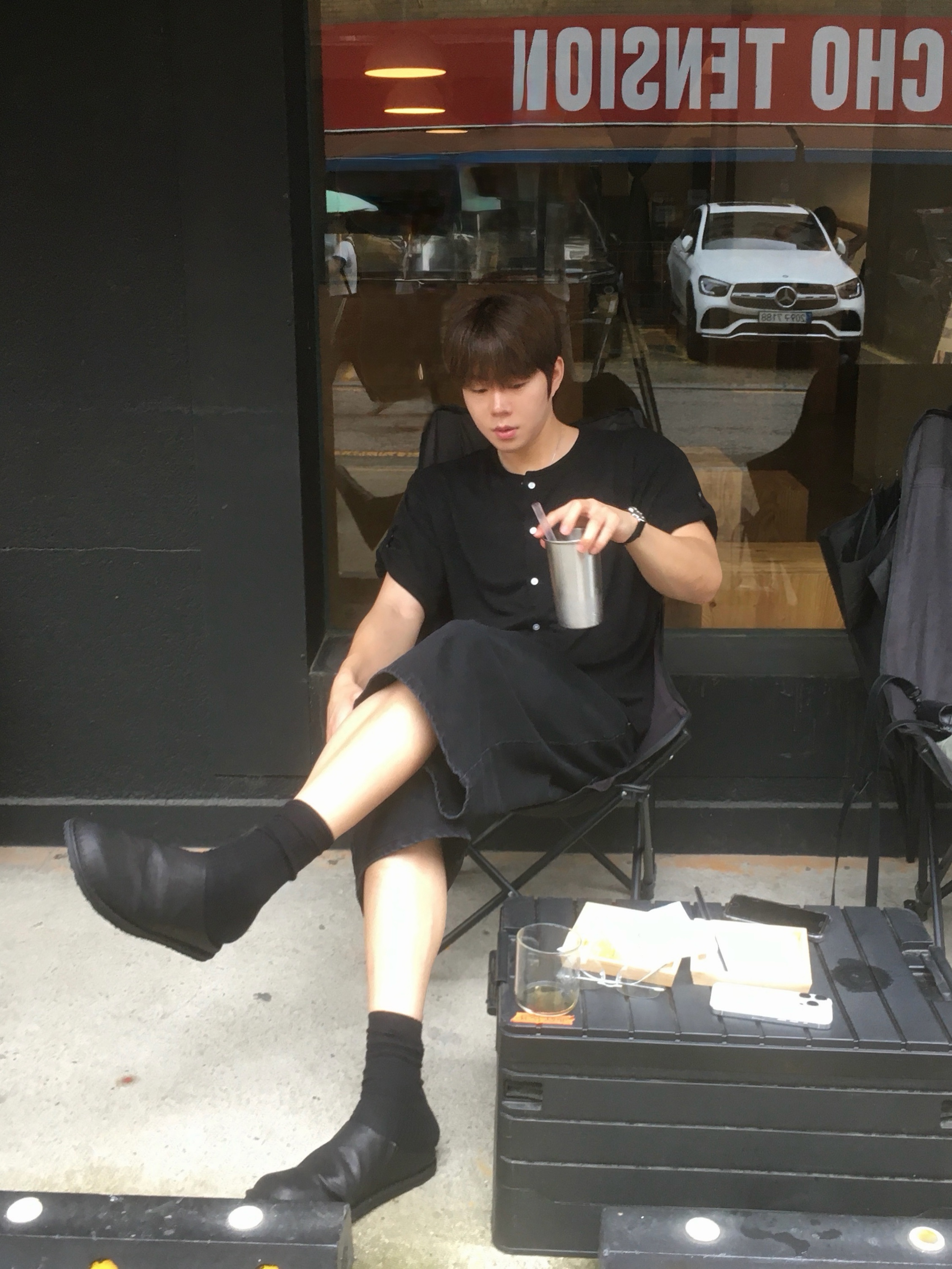 TNGT x Mistake Project Kinoshita Leather Mules Black 착용 스타일 - 2