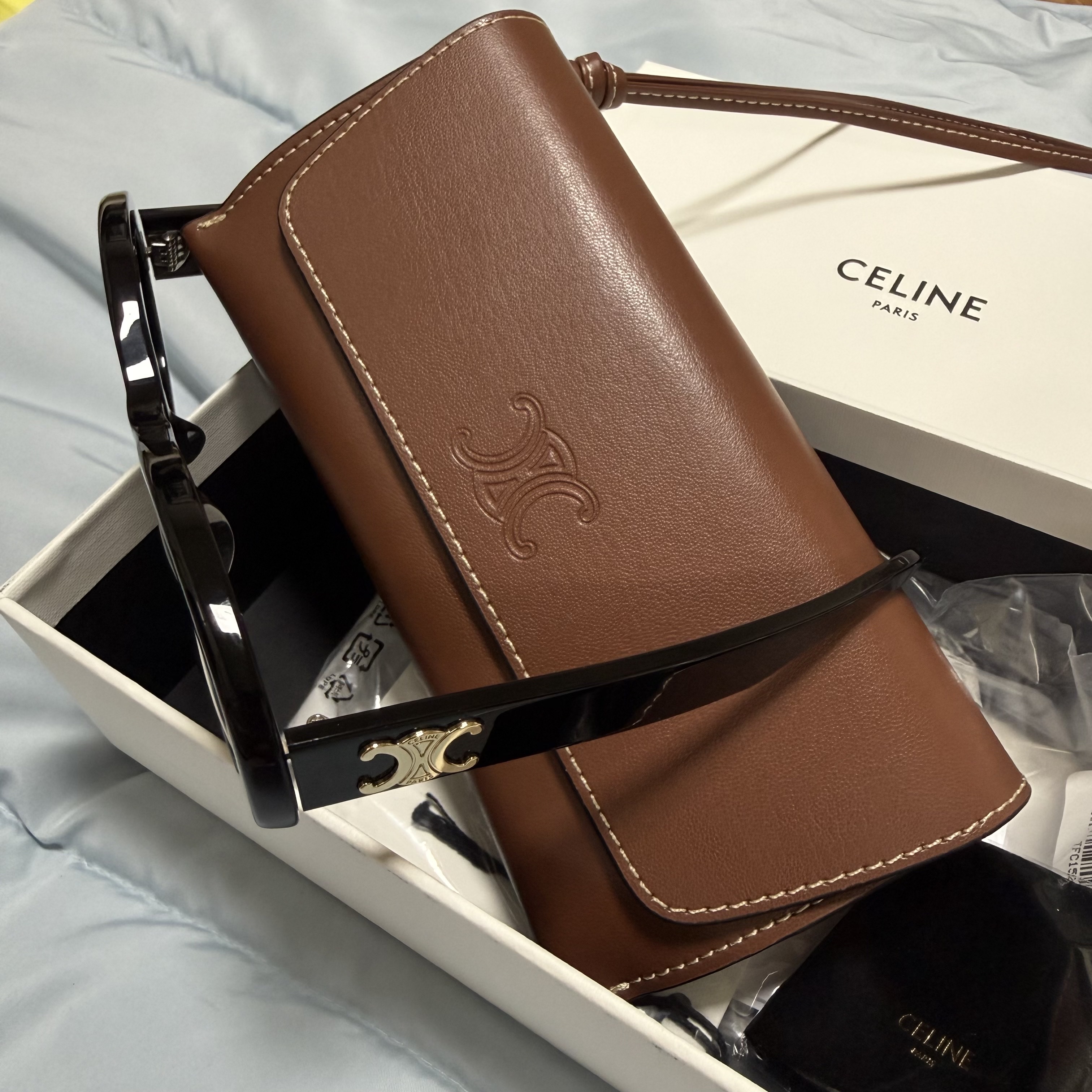(W) Celine Triomphe 01 Sunglasses in Acetate Black 착용 스타일 - 2