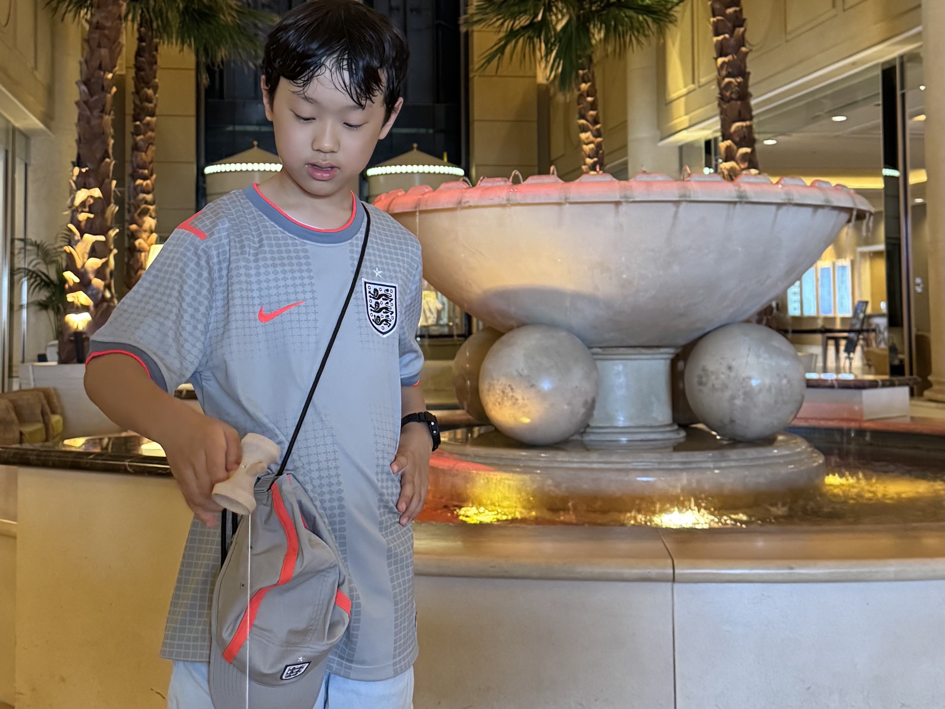(Kids) Palace x Nike England Short-Sleeve Soccer Top Pewter Grey Bright Crimson Bright Crimson, Palace x Nike England Fly Cap Pewter Grey Cool Grey 착용 스타일 - 7