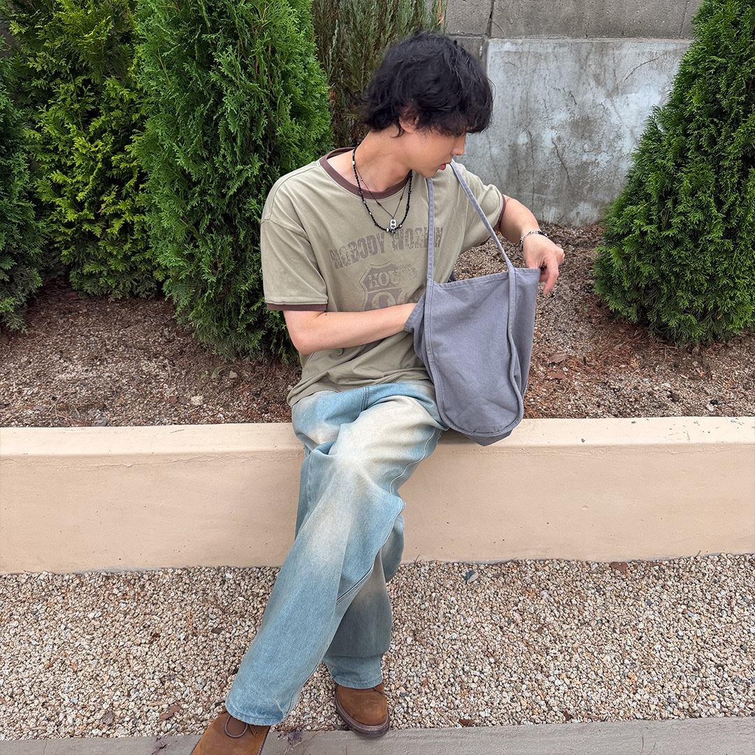 Thevinylhouse Nobody Work Ringer Tee Olive 착용 스타일